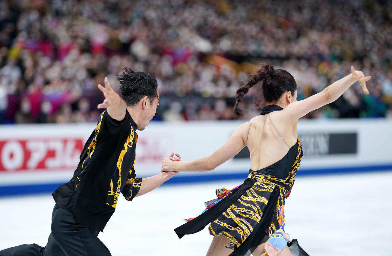 アイスダンスRDで演技する「かなだい」村元（右）高橋組（撮影・横山健太）