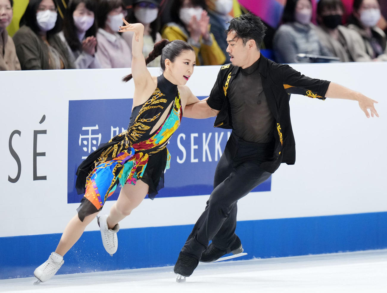 アイスダンスRDで演技する「かなだい」村元（左）高橋組（撮影・横山健太）