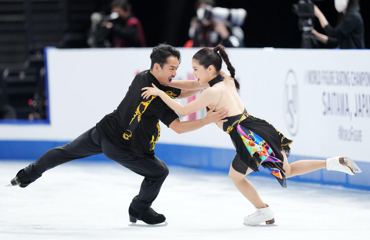 アイスダンスRDで演技する「かなだい」村元（右）高橋組（撮影・横山健太）