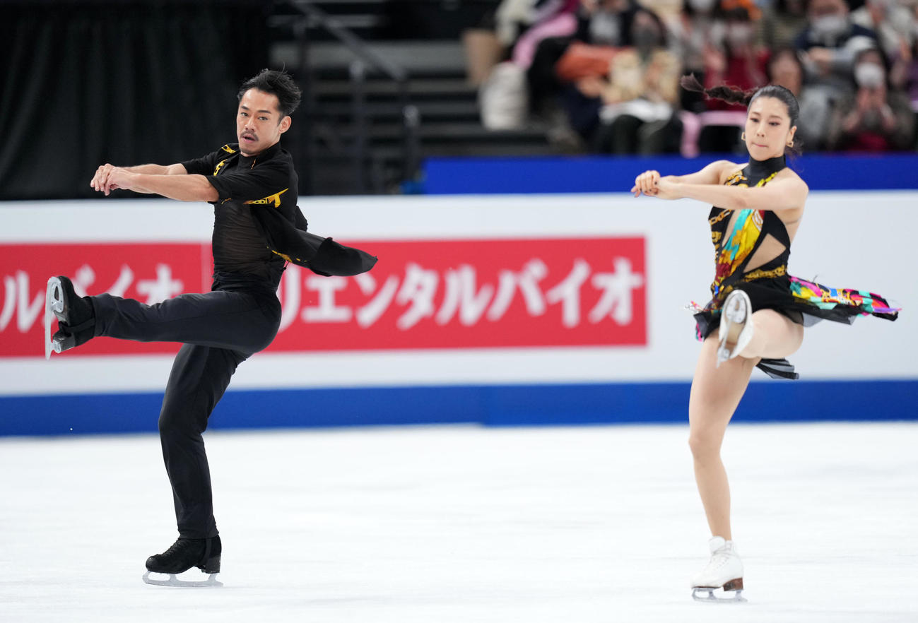 アイスダンスRDで演技する「かなだい」村元（右）高橋組（撮影・横山健太）