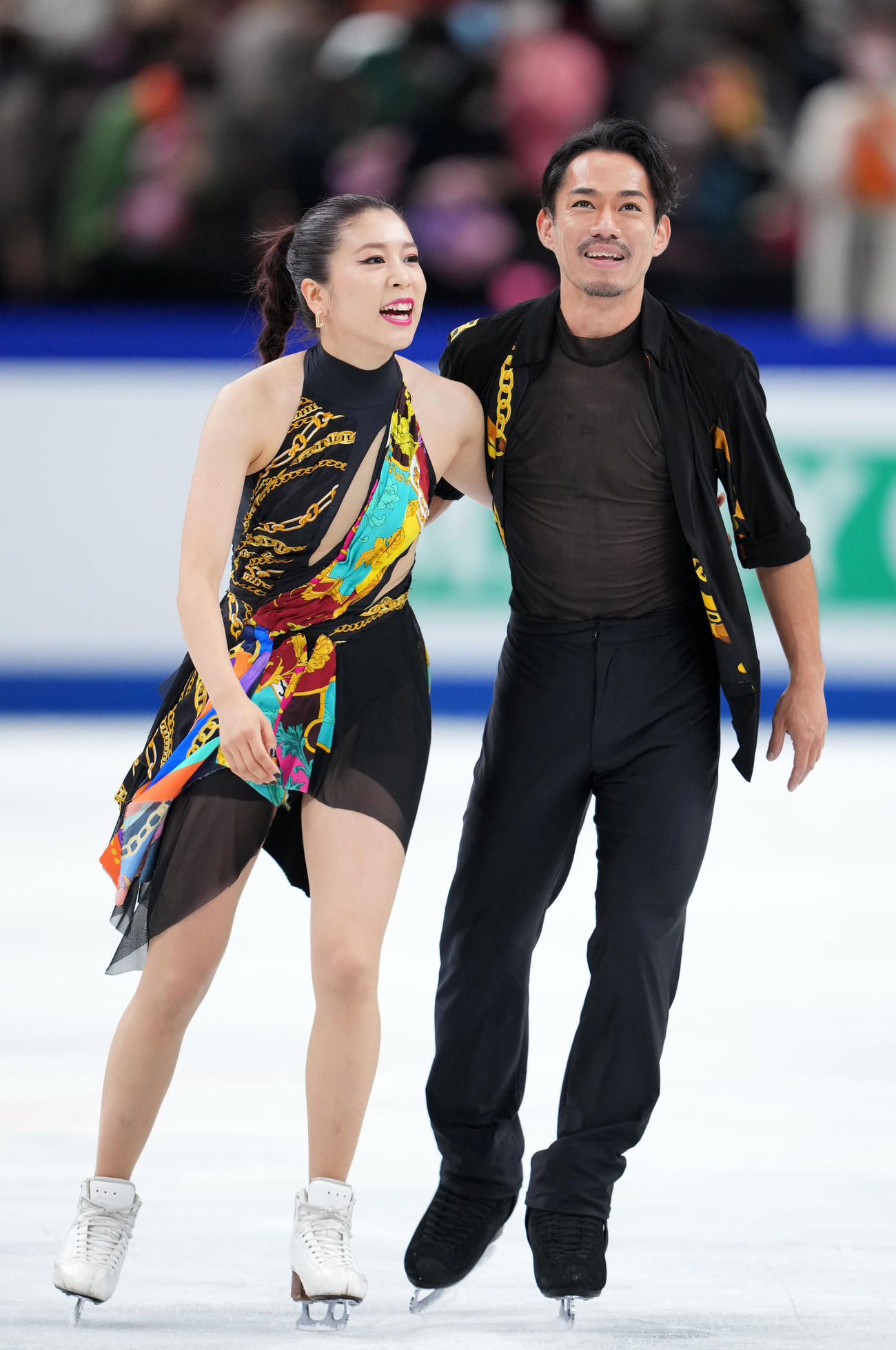 アイスダンスRDの演技を終え笑顔を見せる「かなだい」村元（左）高橋組（撮影・横山健太）