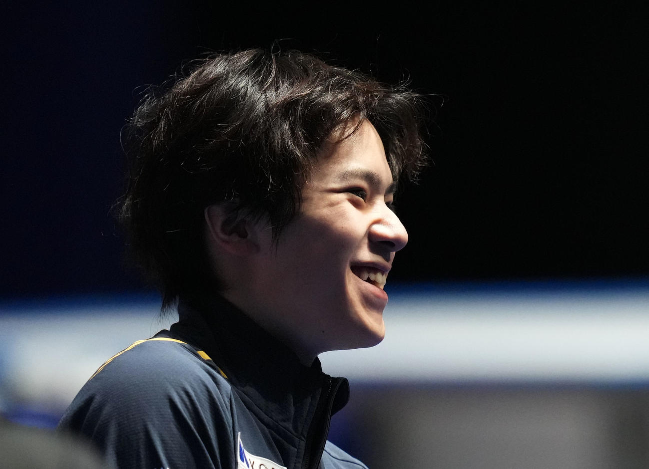練習前、笑顔を見せる宇野（撮影・横山健太）