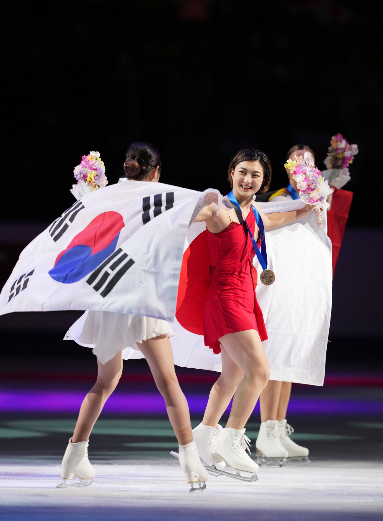日の丸を背に笑顔を見せる坂本。左は2位イ・ヘイン、右はルナ・ヘンドリックス（撮影・横山健太）