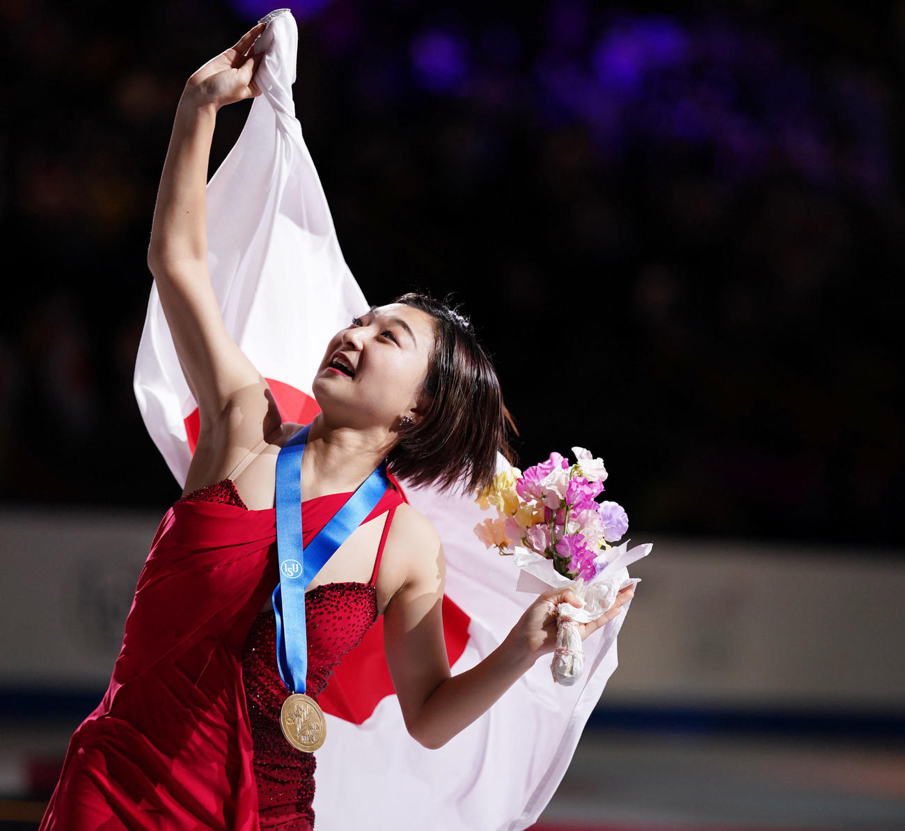 世界選手権2連覇を達成し笑顔で声援に応える坂本（撮影・横山健太）