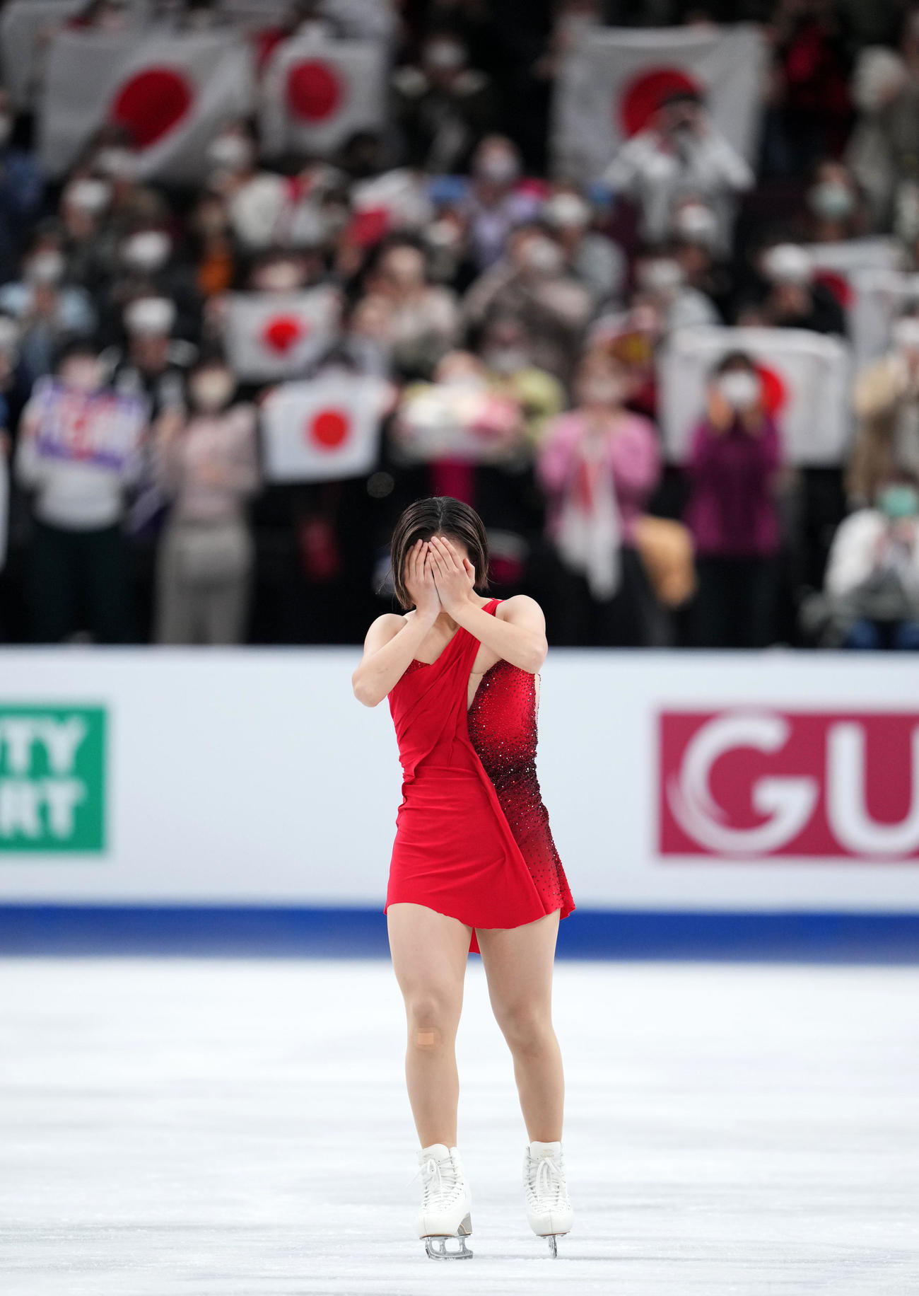 女子フリーの演技を終え涙を流す坂本（撮影・横山健太）