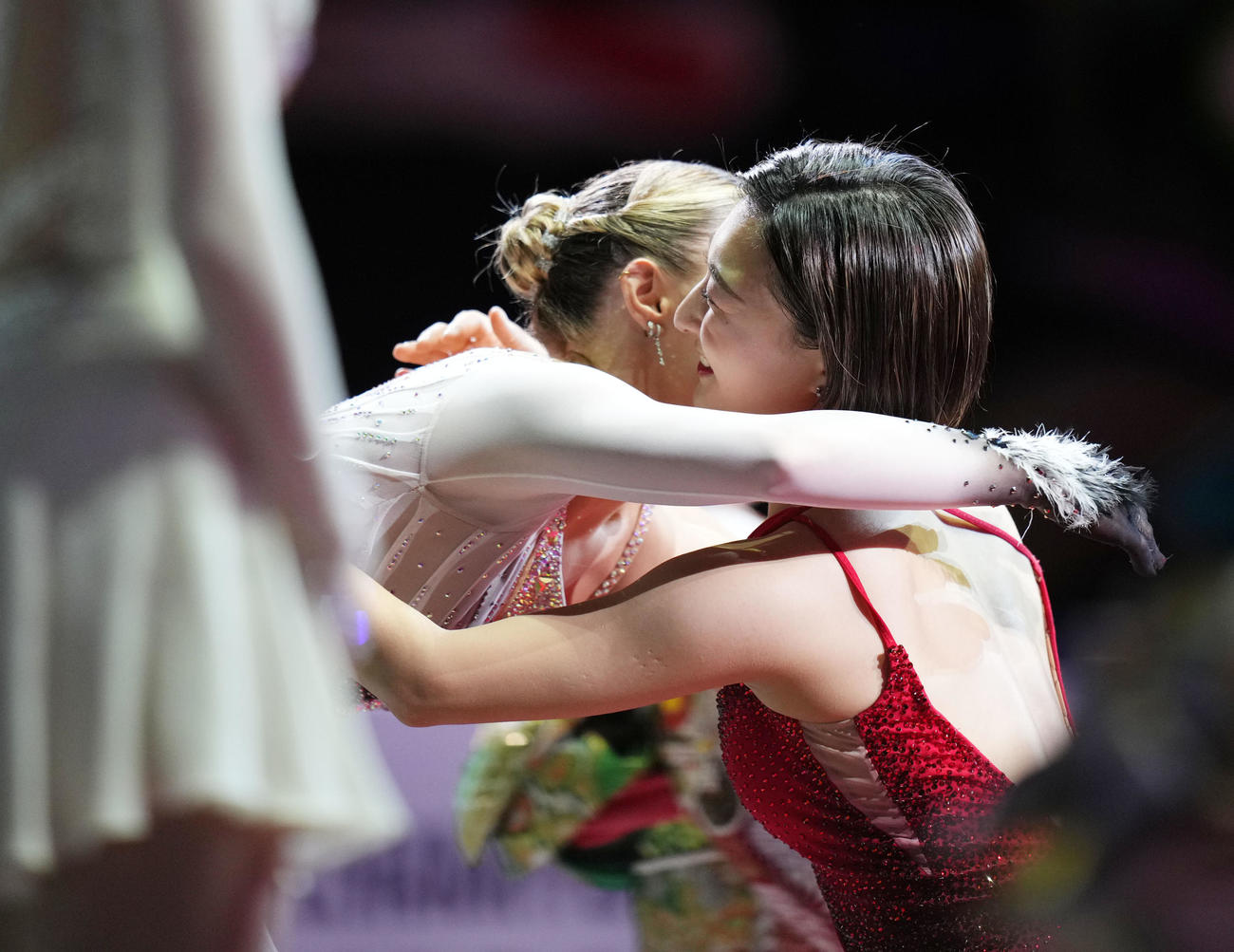 女子フリー3位となったルナ・ヘンドリックス（左）と抱き合う坂本（撮影・横山健太）