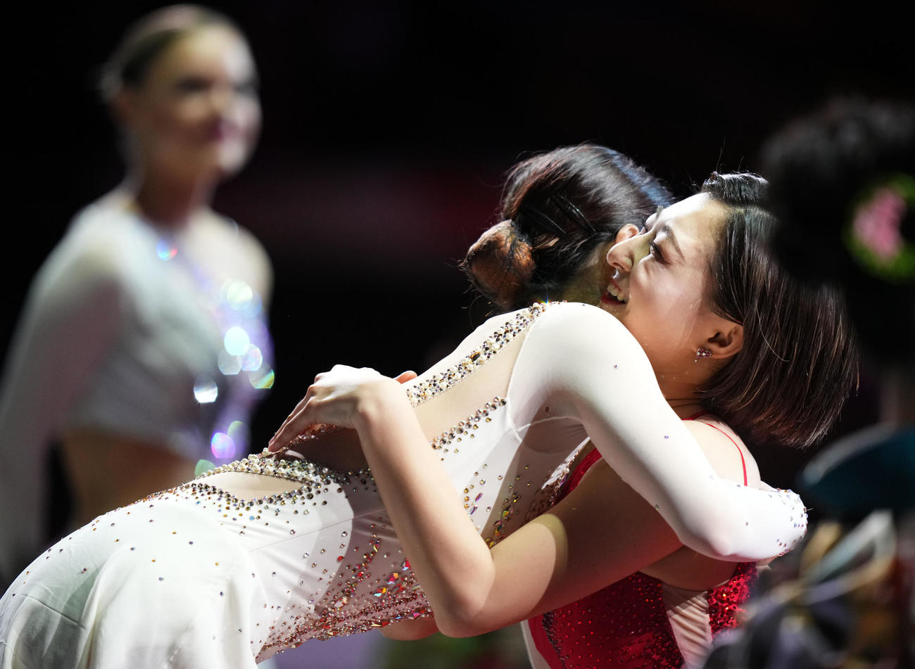 女子フリー2位となったイ・ヘイン（左）と抱き合う坂本（撮影・横山健太）