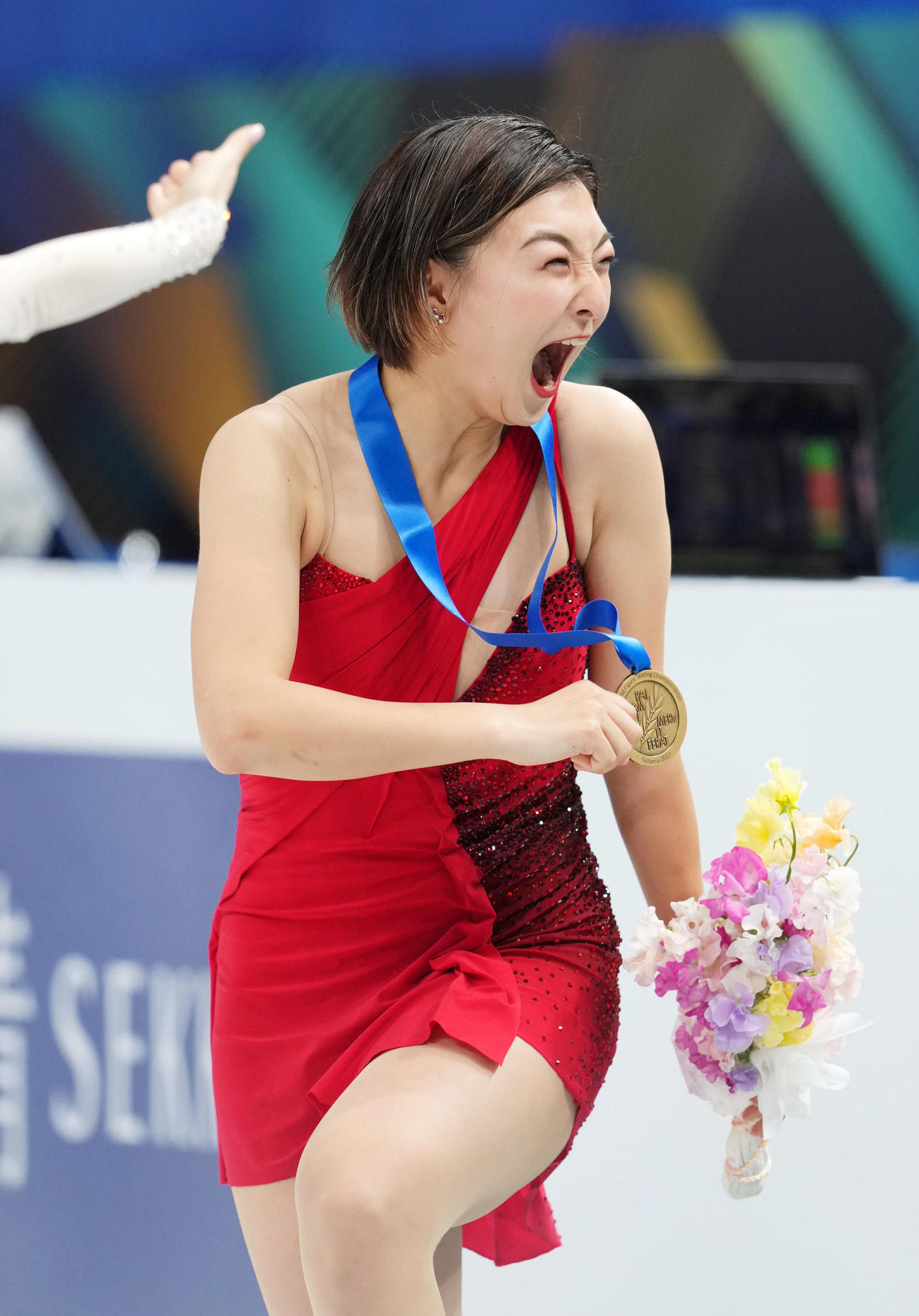金メダルを手に笑顔を見せる坂本（撮影・横山健太）