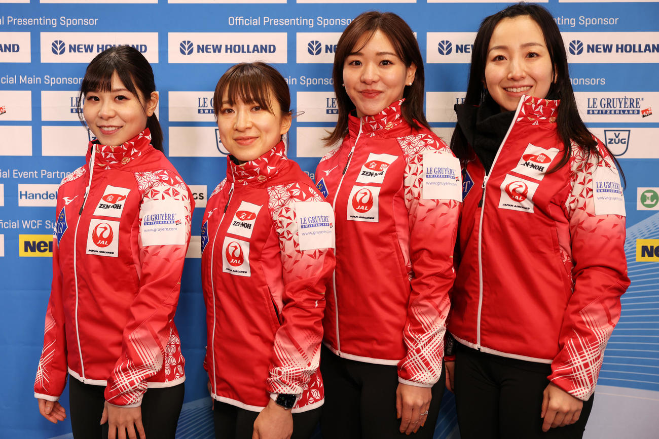 世界選手権に出場する、左からカーリング女子日本代表のロコ・ソラーレ吉田夕、鈴木、吉田知、藤沢（C）WCF／Stephen Fisher