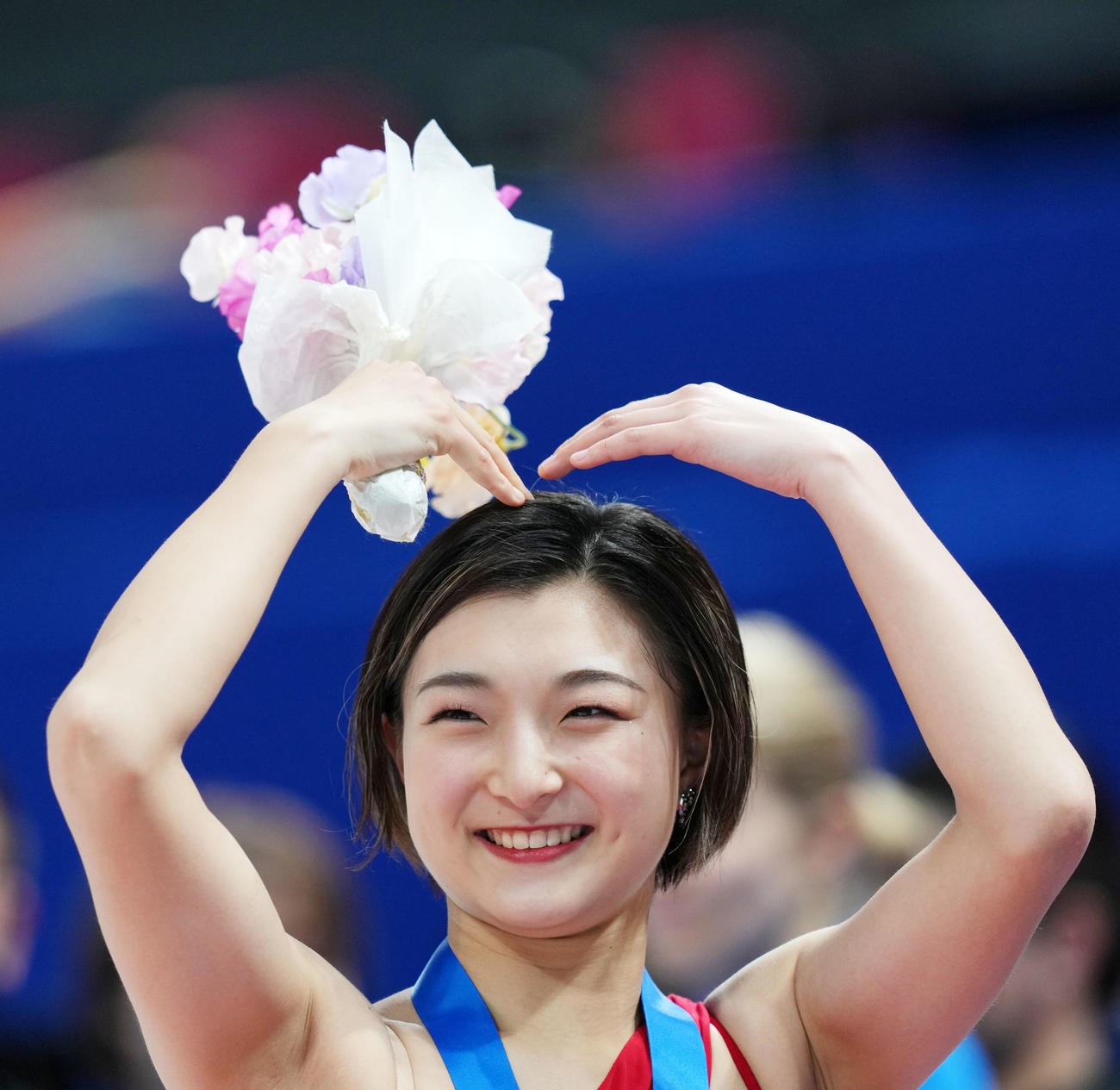 花束を手におどける坂本（撮影・横山健太）