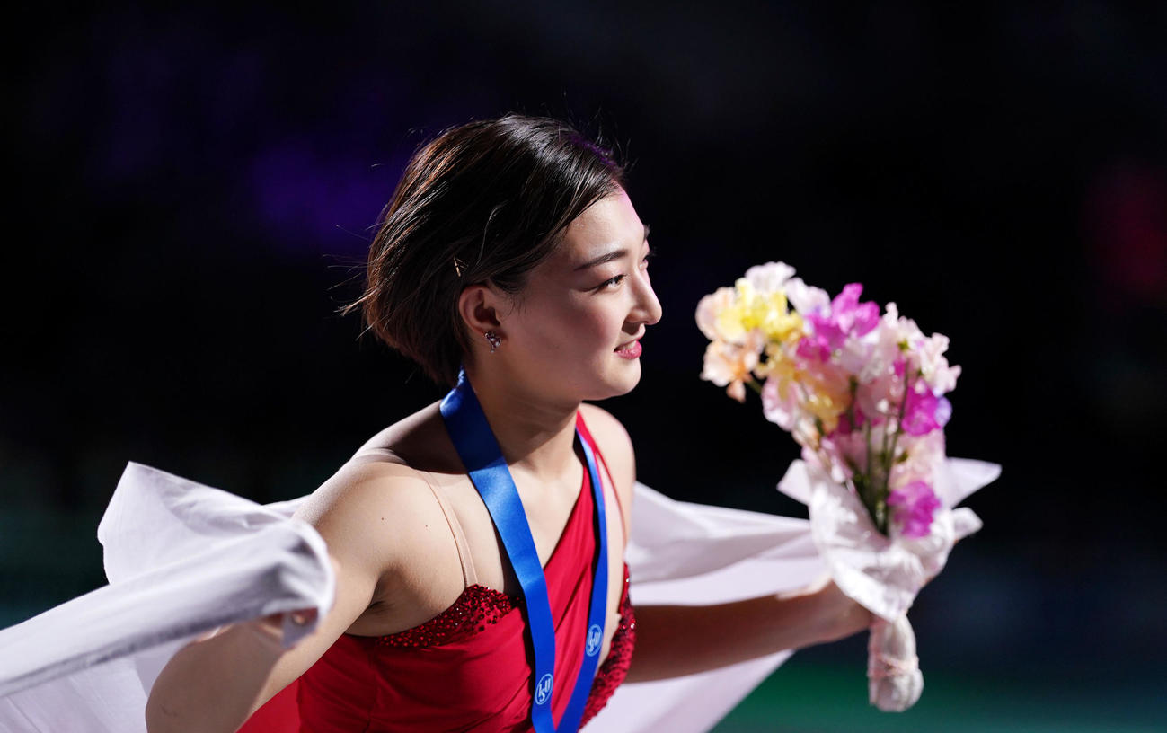 世界選手権2連覇を達成し日の丸を背に声援に応える坂本（撮影・横山健太）