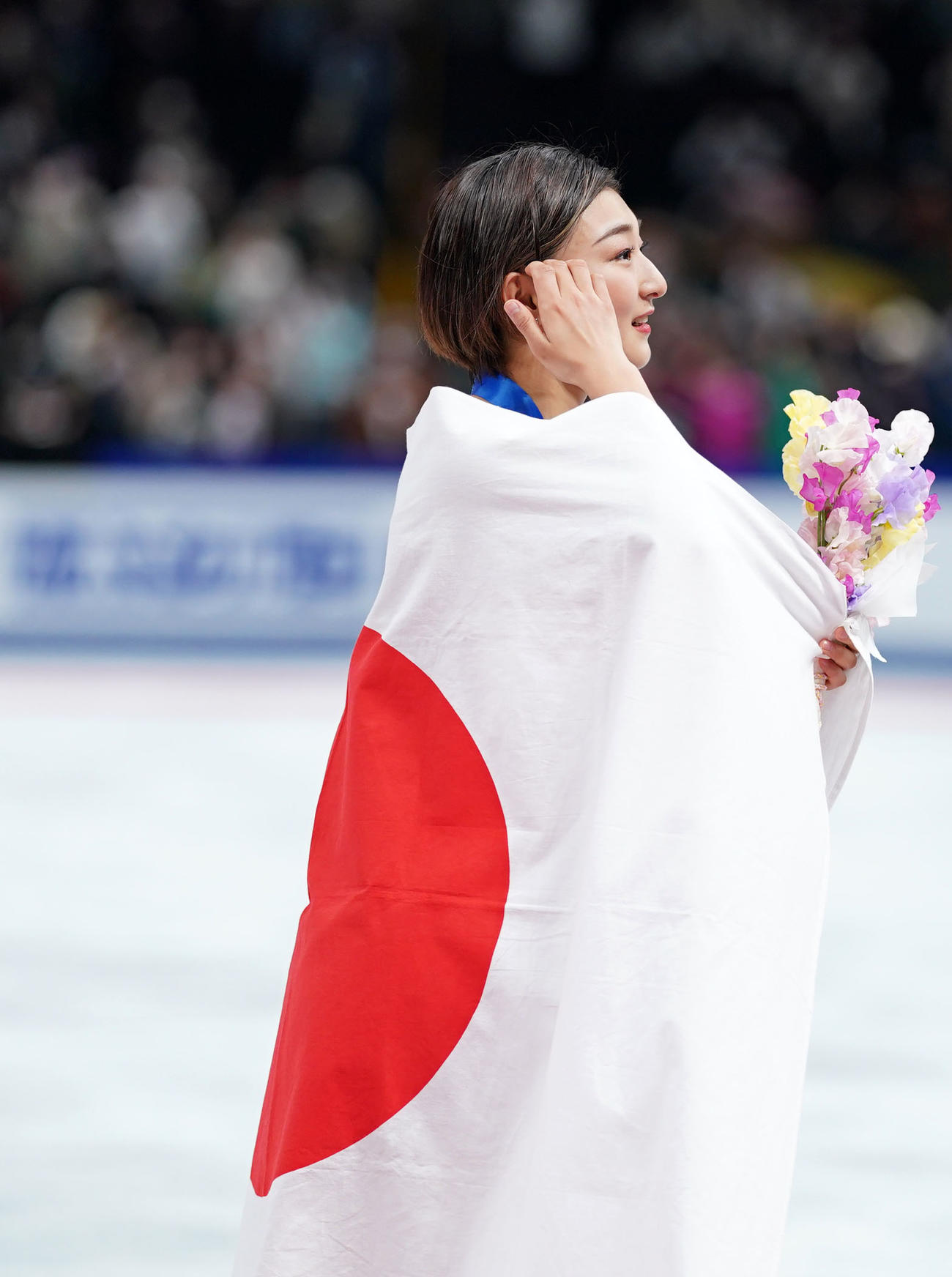 世界選手権2連覇を達成し日の丸を背に笑顔を見せる坂本（撮影・横山健太）