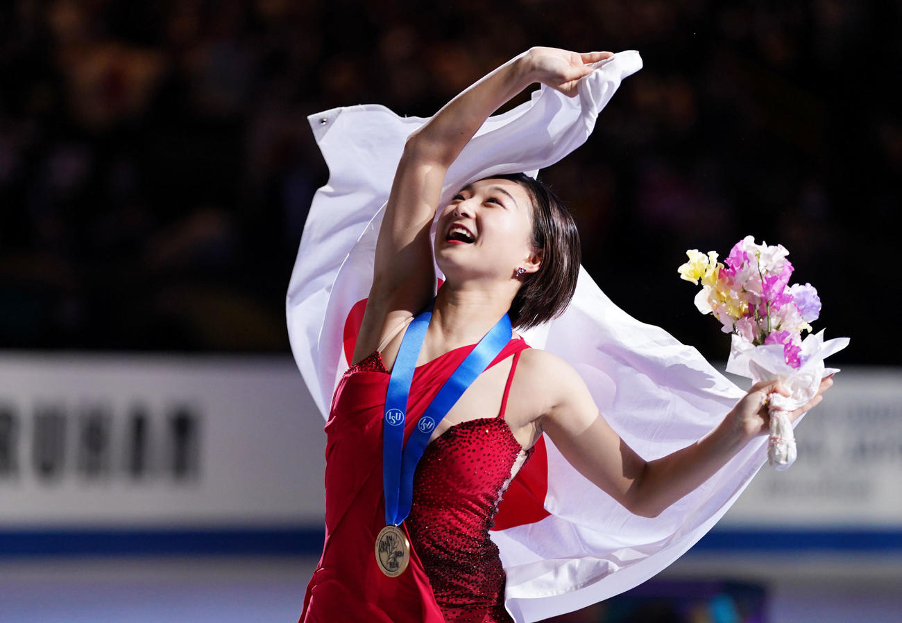 世界選手権2連覇を達成し笑顔で声援に応える坂本（撮影・横山健太）