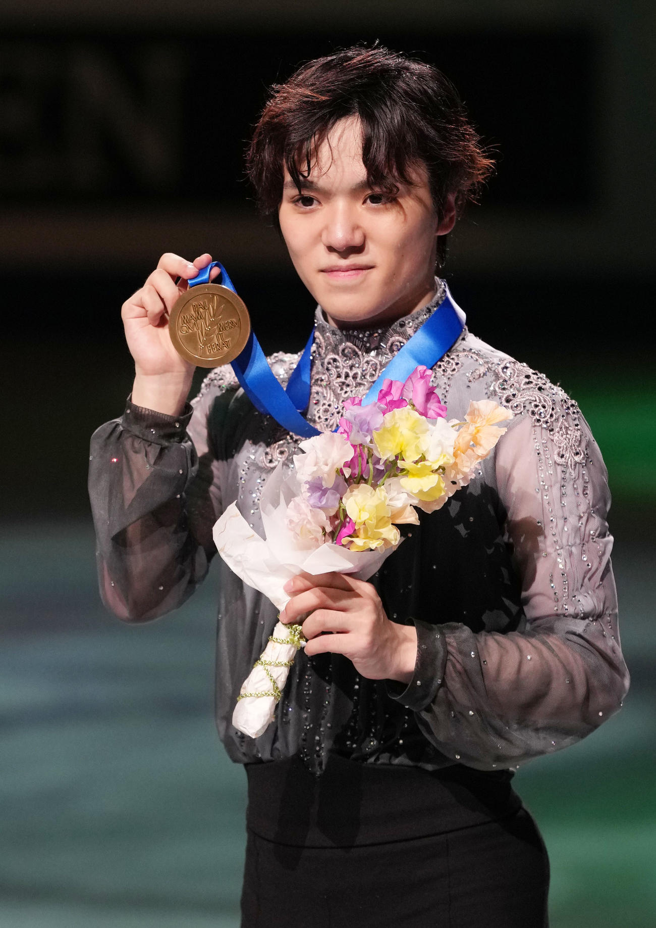 メダルを手に笑顔を見せる宇野（撮影・横山健太）