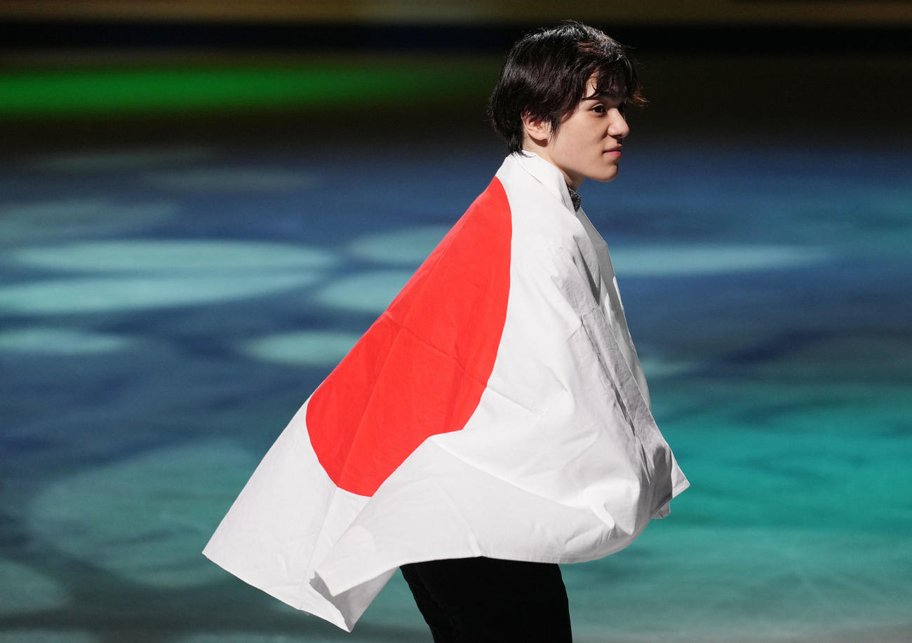 国旗を背に笑顔を見せる宇野（撮影・横山健太）