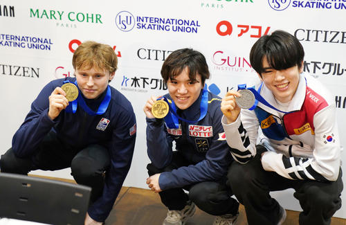 メダルを手に笑顔を見せる、左から3位イリア・マリニン、1位宇野、2位チャ・ジュンファン（撮影・横山健太）