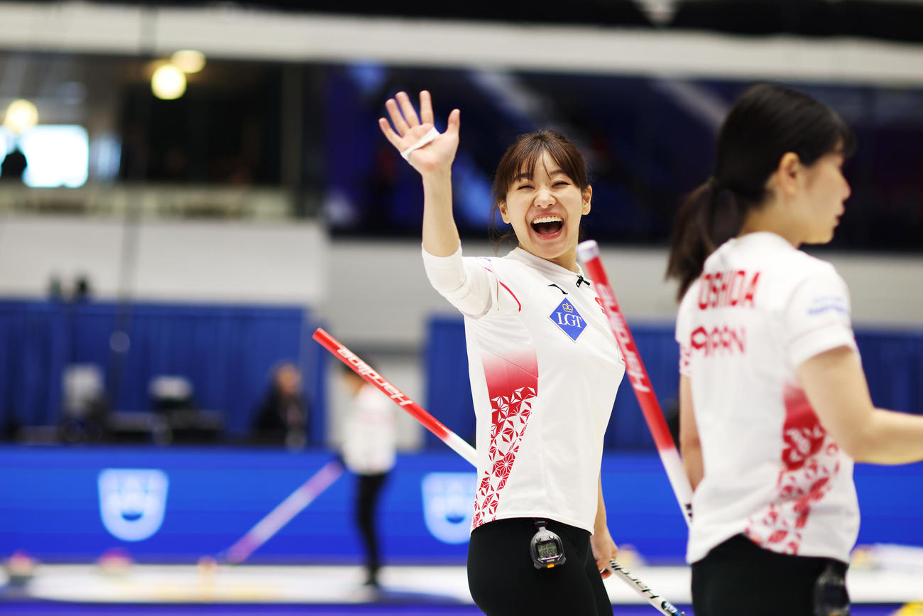 1次リーグカナダ戦で笑みを浮かべる日本代表ロコ・ソラーレの吉田知（C）WCF／Stephen Fisher