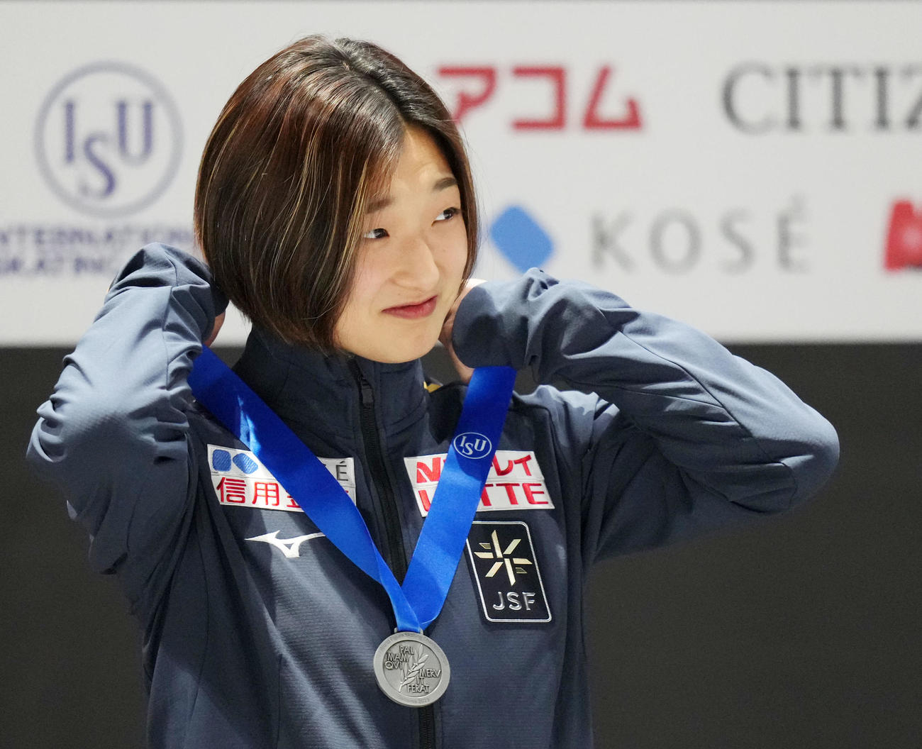 スモールメダルセレモニーに登壇した坂本（撮影・横山健太）