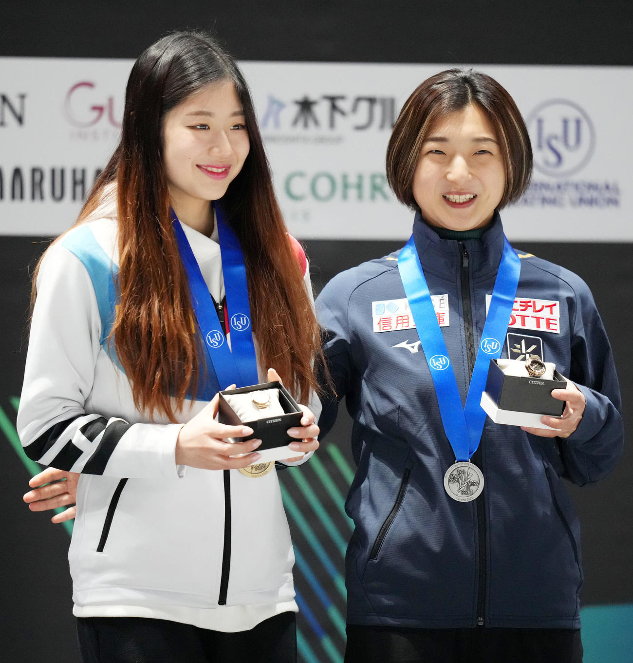 スモールメダルセレモニーに登壇し笑顔を見せる坂本（右）と李海仁（イ・ヘイン）（撮影・横山健太）