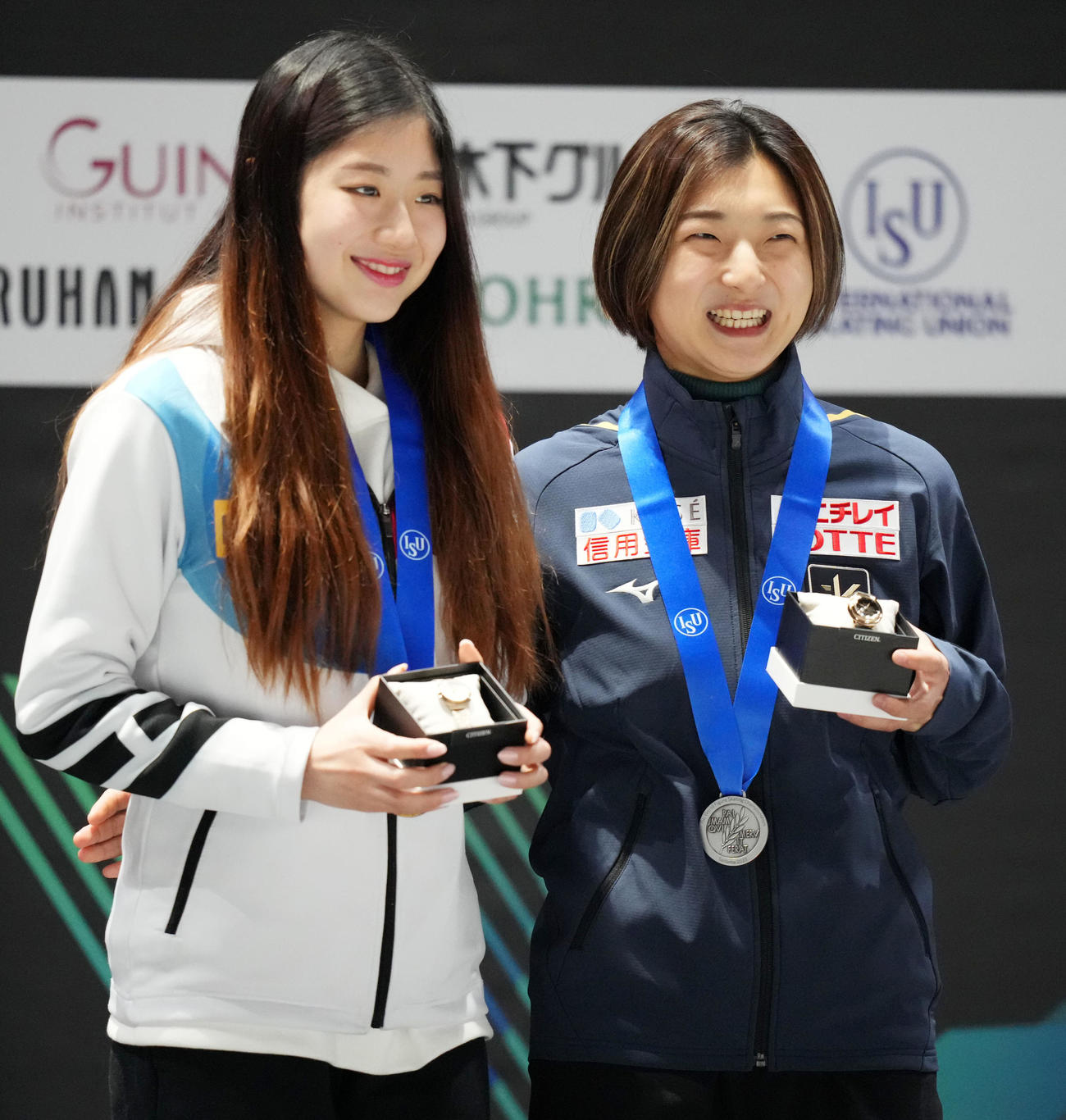 スモールメダルセレモニーに登壇し笑顔を見せる坂本（右）と李海仁（イ・ヘイン）（撮影・横山健太）