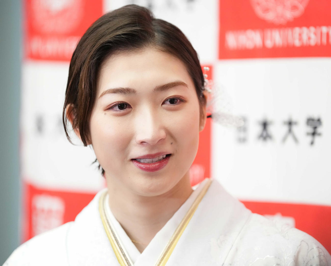 日大卒業式後の囲み取材で涙ぐむ池江（撮影・鈴木みどり）