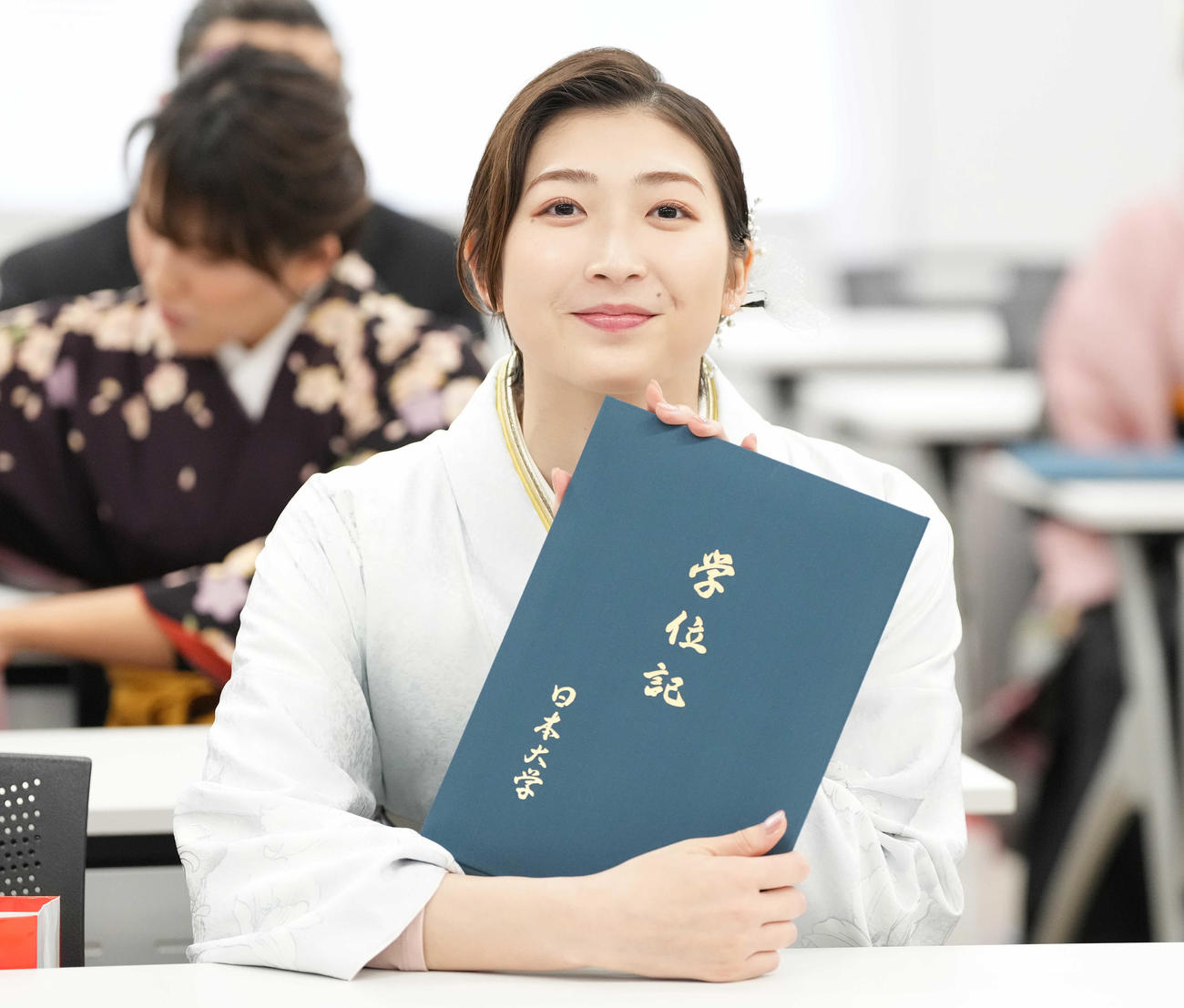 学位記を手に笑顔の池江（撮影・鈴木みどり）