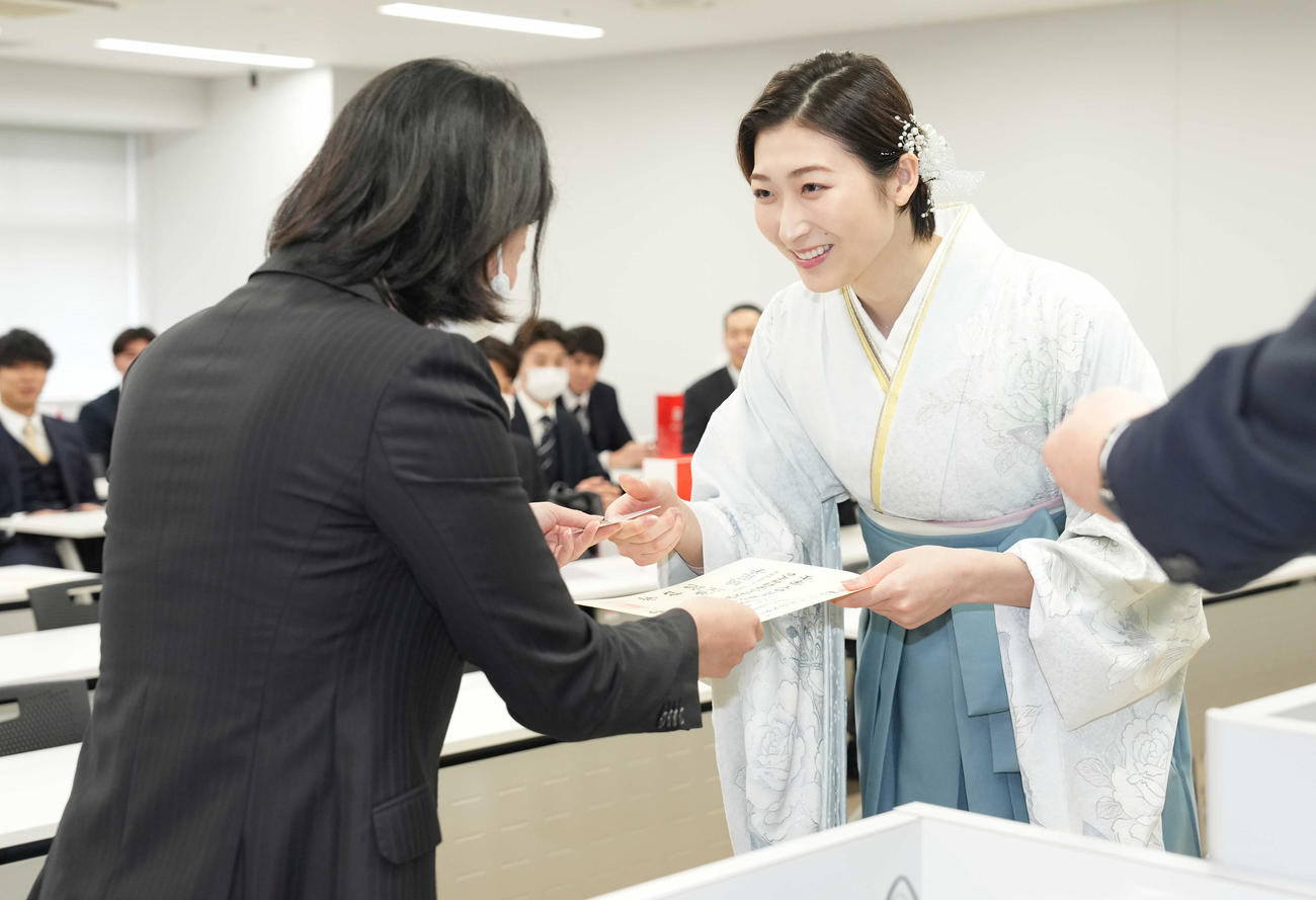 笑顔で学位記を受け取る池江（撮影・鈴木みどり）