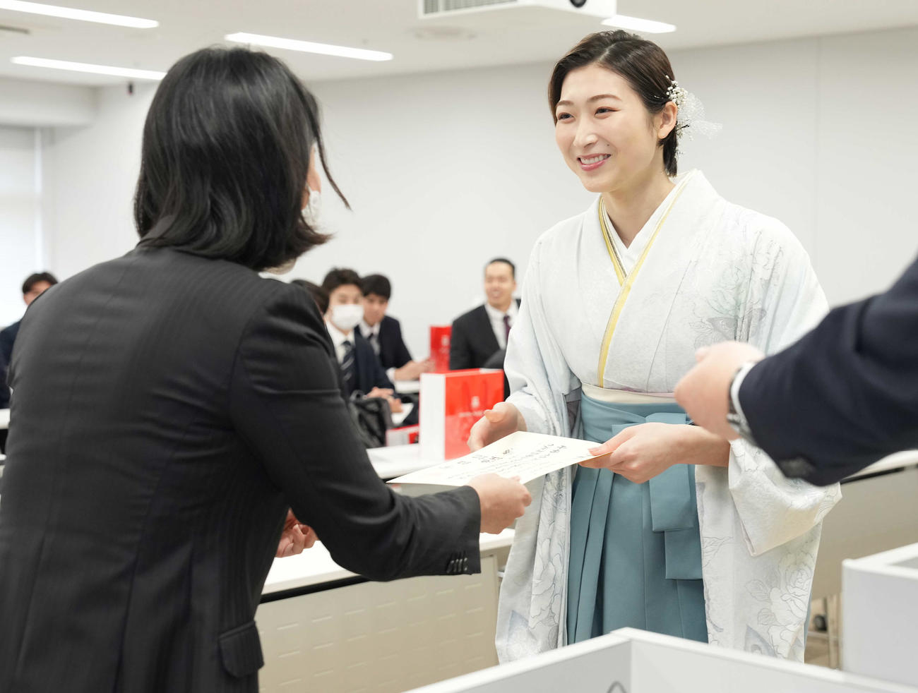 笑顔で学位記を受け取る池江（撮影・鈴木みどり）