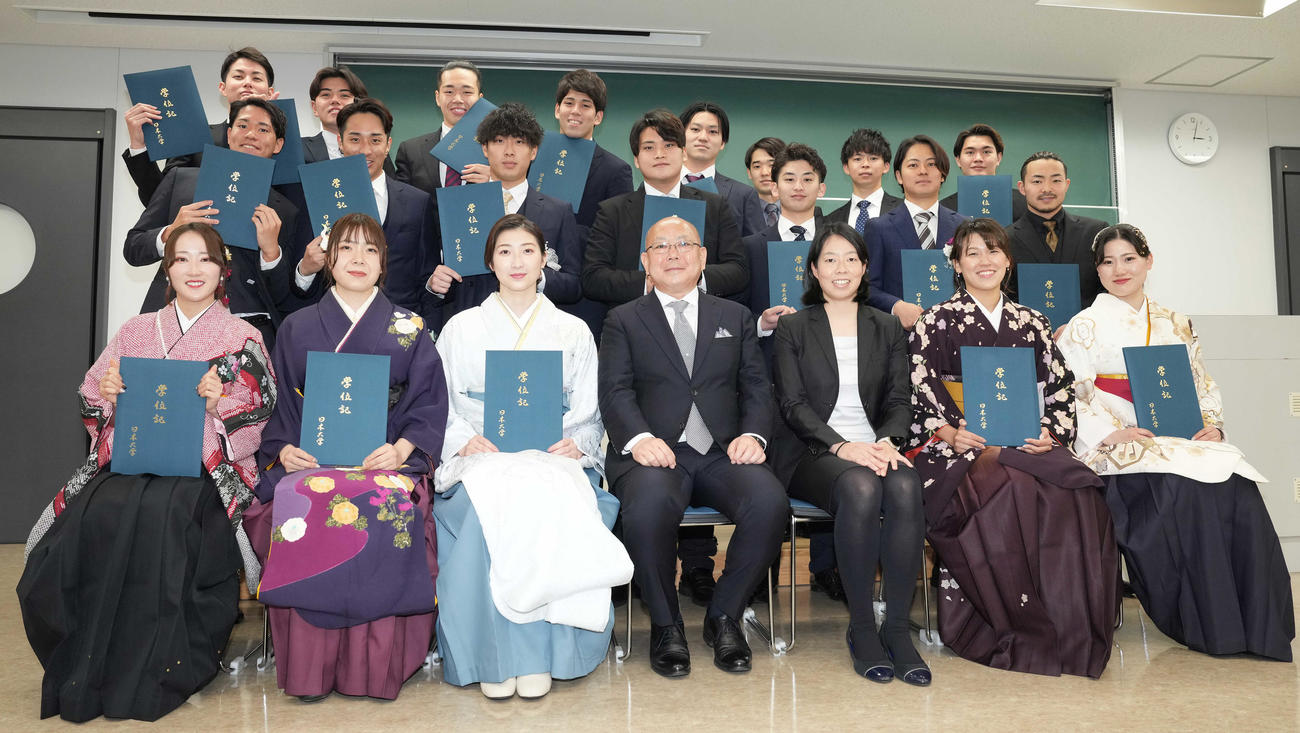 記念撮影する池江（前列左から3人目）ら（撮影・鈴木みどり）