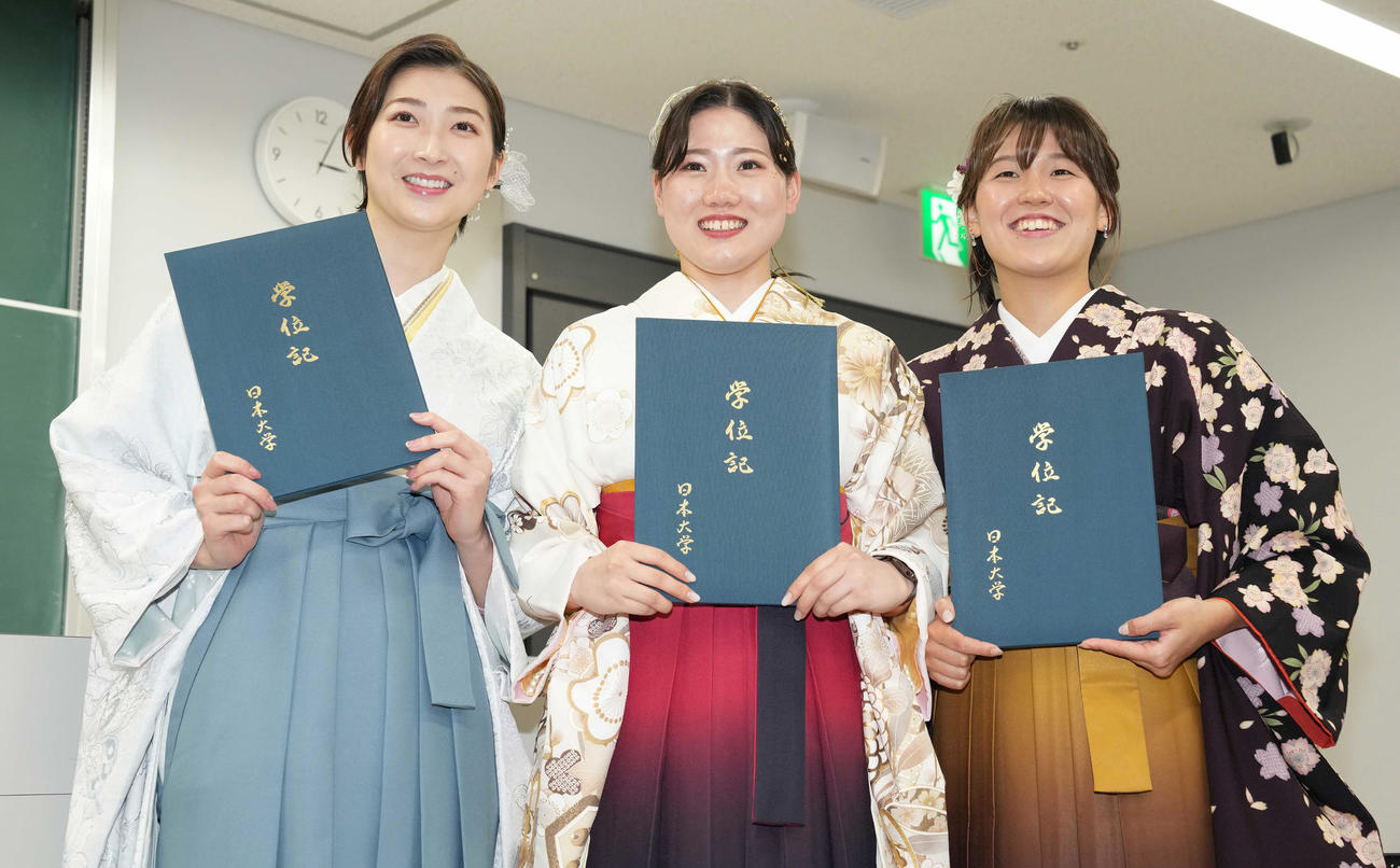 学位記を手に笑顔の池江（左）と小堀（右）（撮影・鈴木みどり）