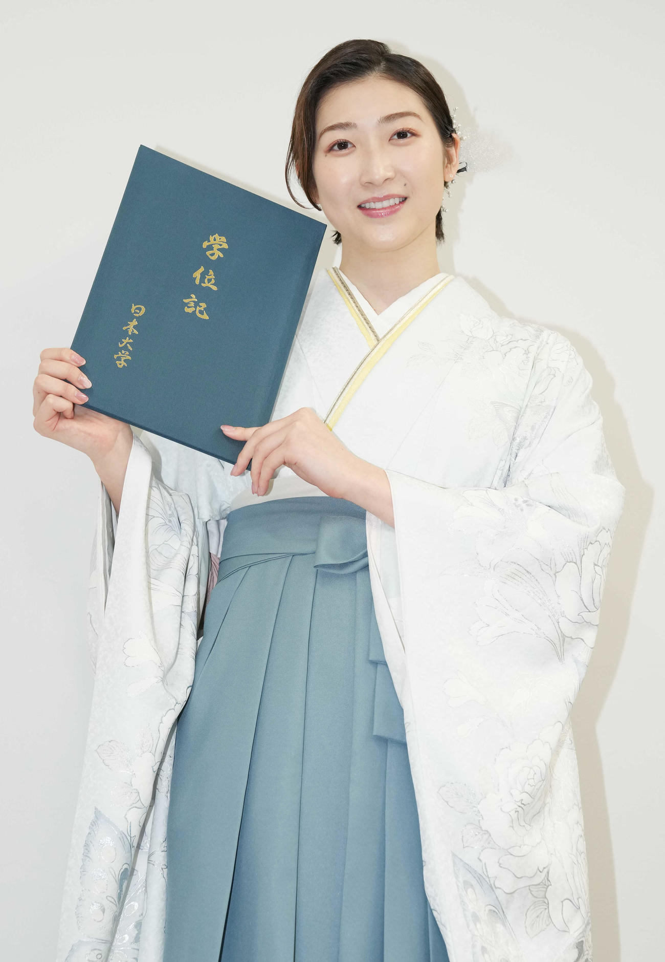 学位記を手に笑顔の池江璃花子（撮影・鈴木みどり）