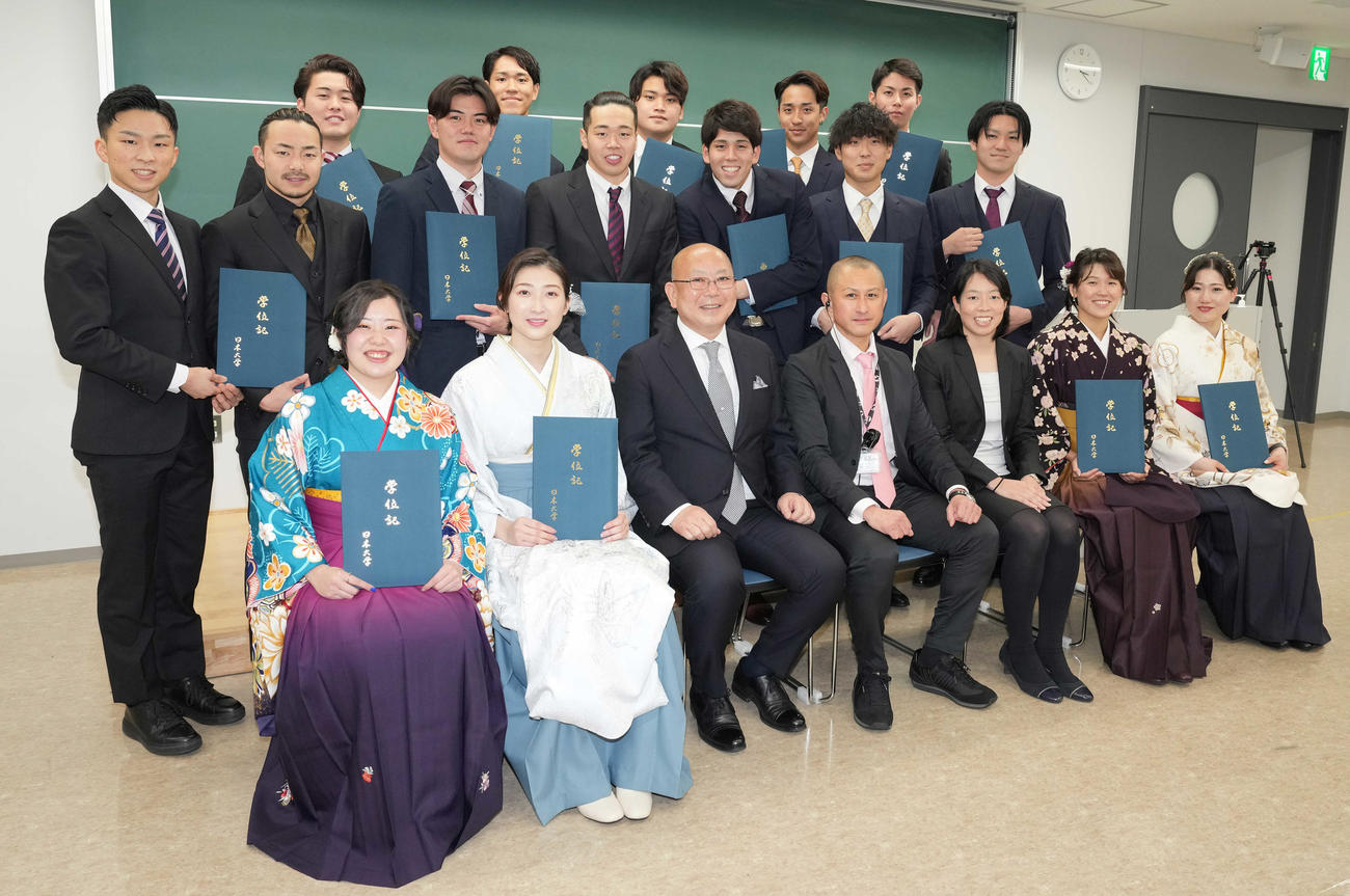 日大水泳部のメンバーと笑顔で記念撮影する池江（前列左から2人目）（撮影・鈴木みどり）