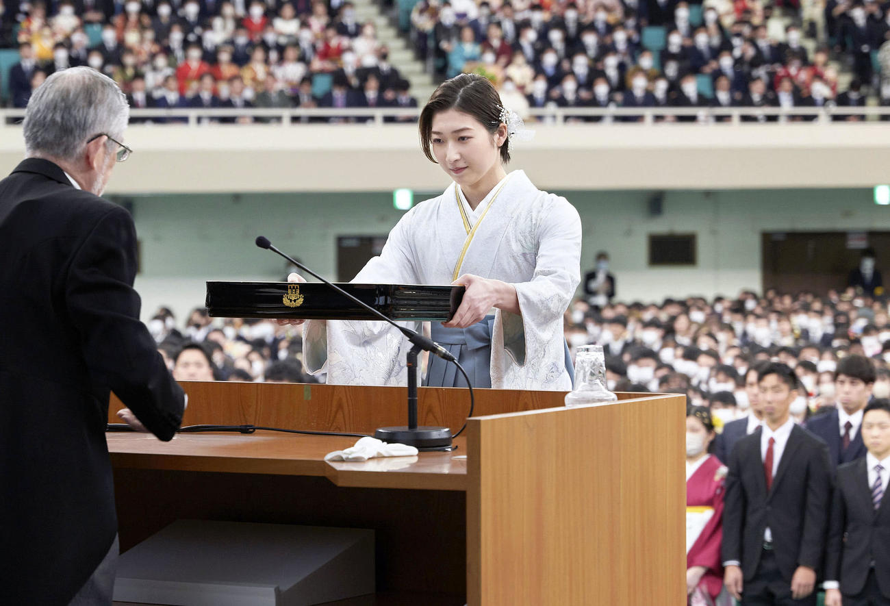 日本大の卒業式で表彰される競泳女子の池江璃花子（日本大学提供）