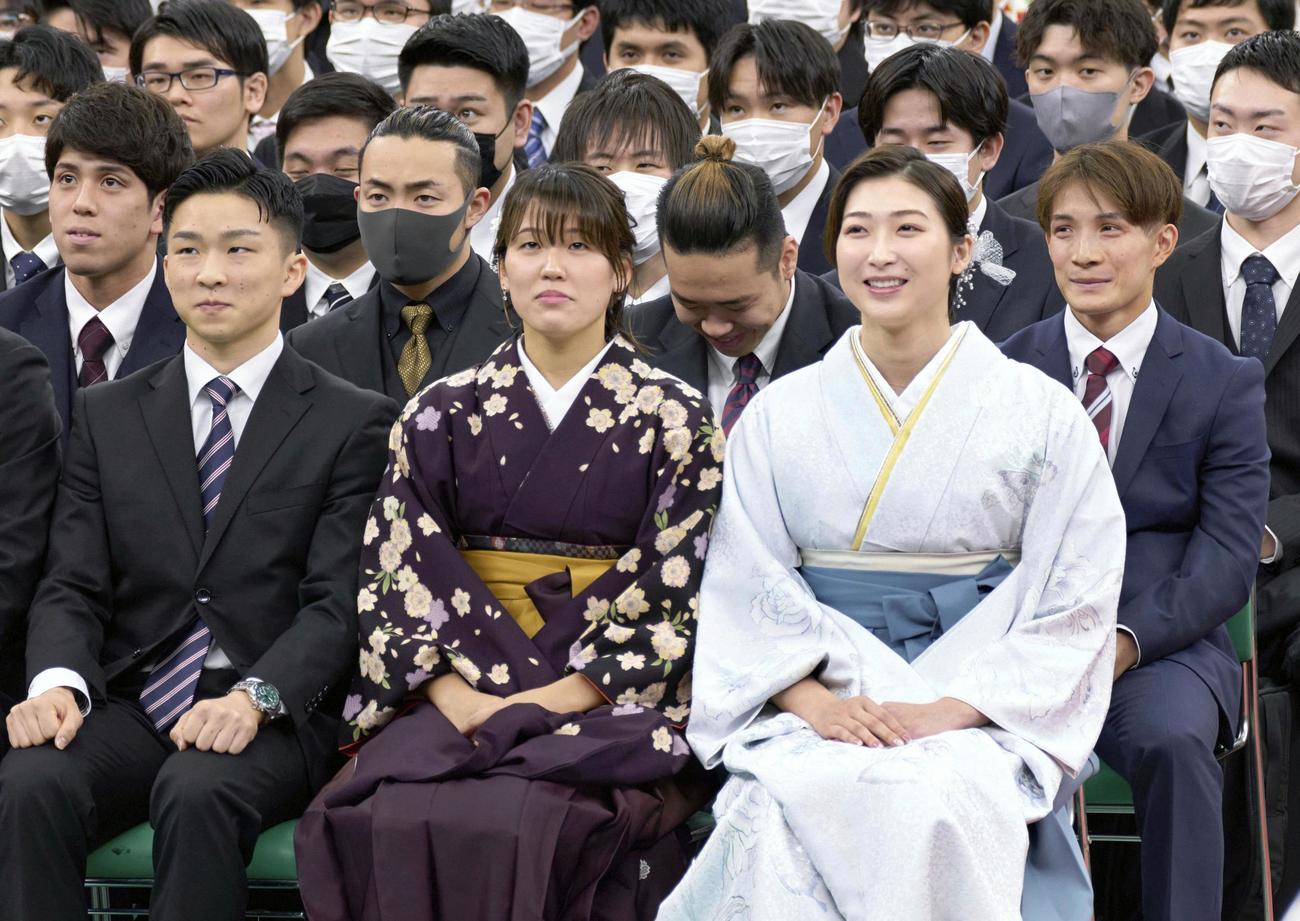 日本大の卒業式に出席した競泳女子の池江璃花子（前列右）（日本大学提供）