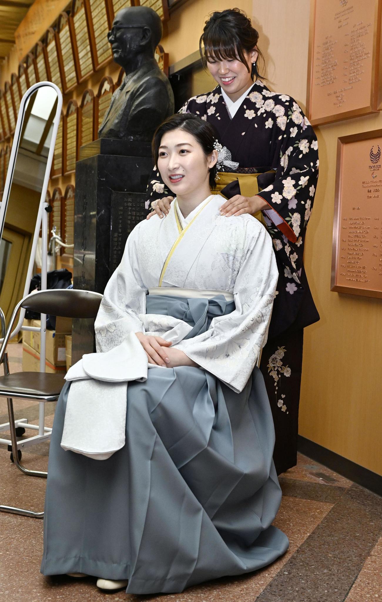 日本大の卒業式をともに終えた競泳女子の小堀倭加（後方）に肩をもまれる池江璃花子（共同）
