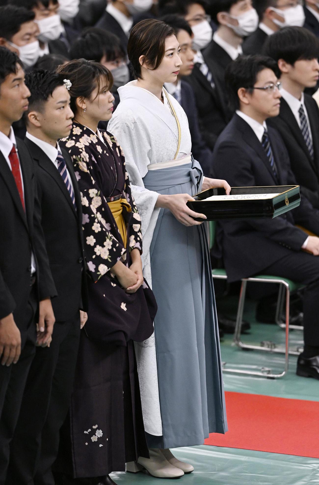 日本大の卒業式に出席した競泳女子の池江璃花子（手前右端）（共同）