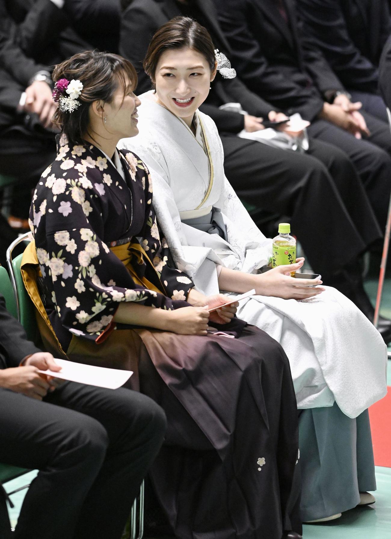 日本大の卒業式に臨む競泳女子の池江璃花子（右）（共同）