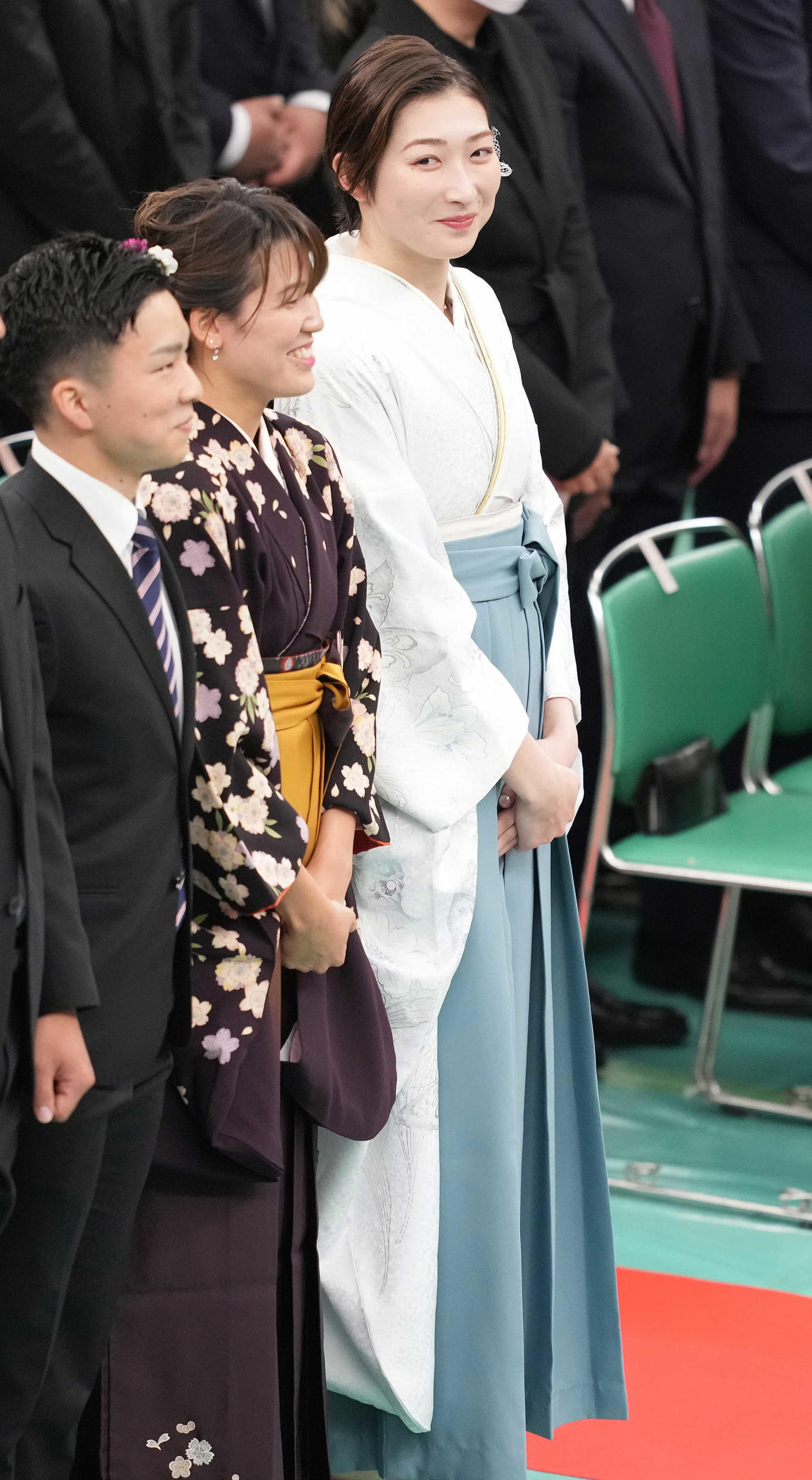 日大卒業式で笑顔の池江（右）（撮影・鈴木みどり）