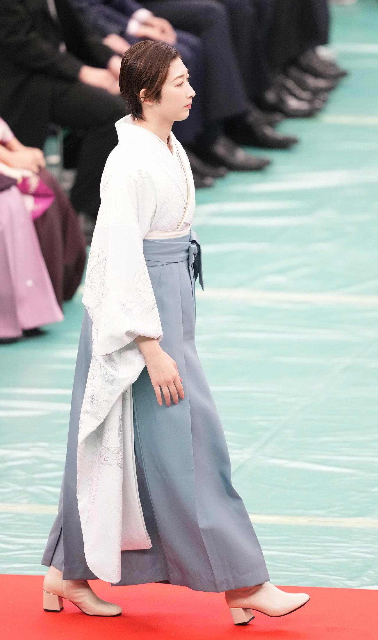 日大卒業式で壇上へ向かう池江（撮影・鈴木みどり）