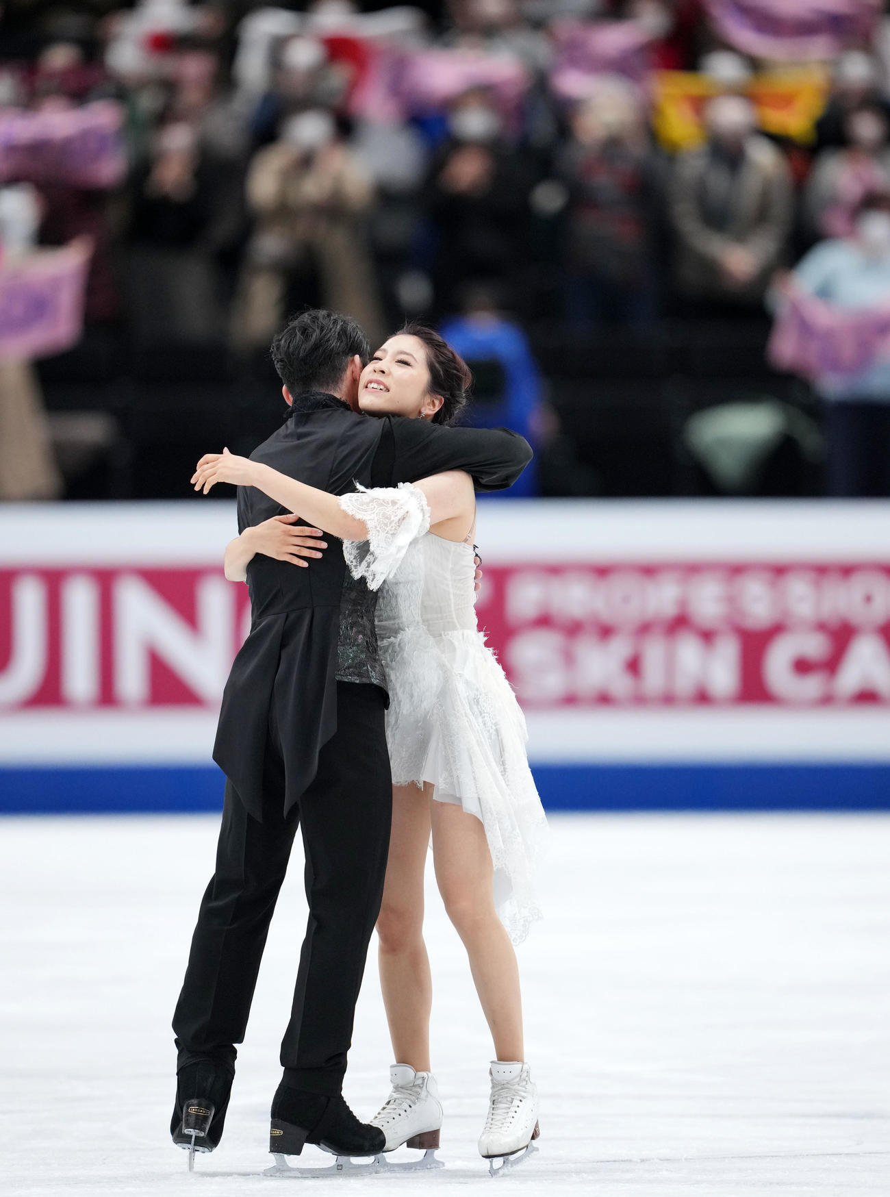 アイスダンスフリーの演技を終え抱き合う「かなだい」村元（右）高橋組（撮影・横山健太）