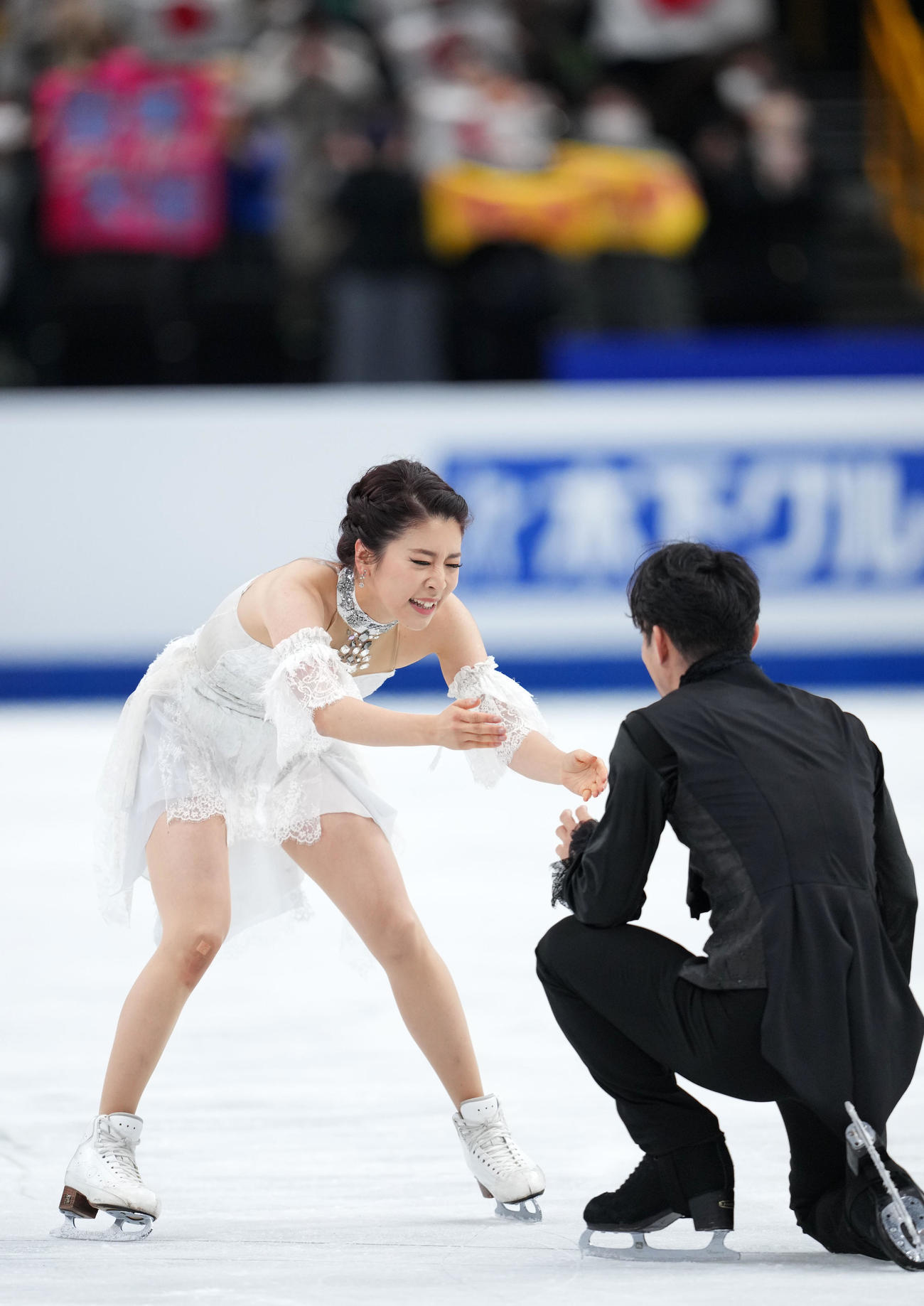 アイスダンスフリーの演技を終え抱き合う「かなだい」村元（左）高橋組（撮影・横山健太）