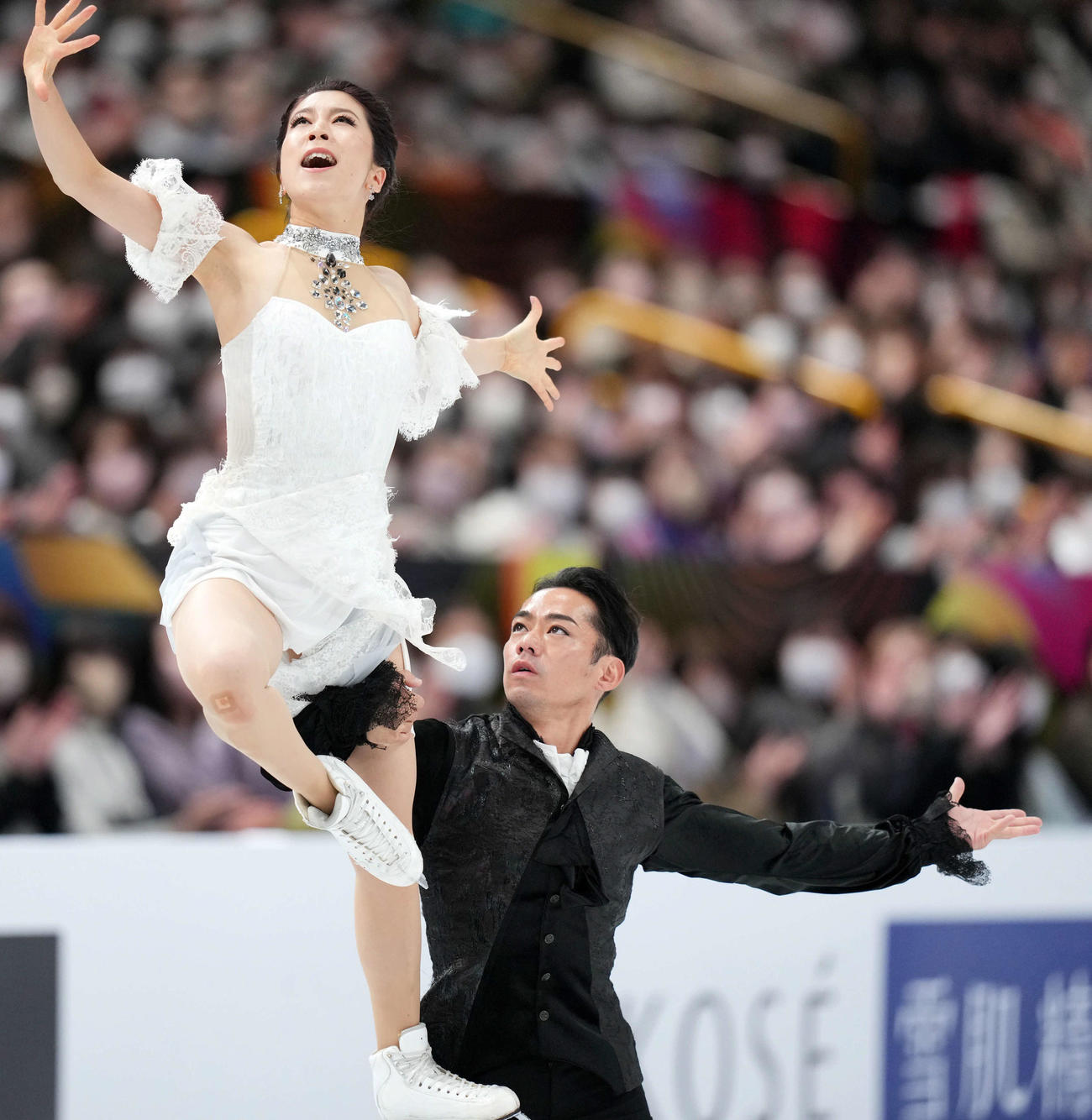アイスダンスFDで演技する「かなだい」村元（左）高橋組（撮影・横山健太）