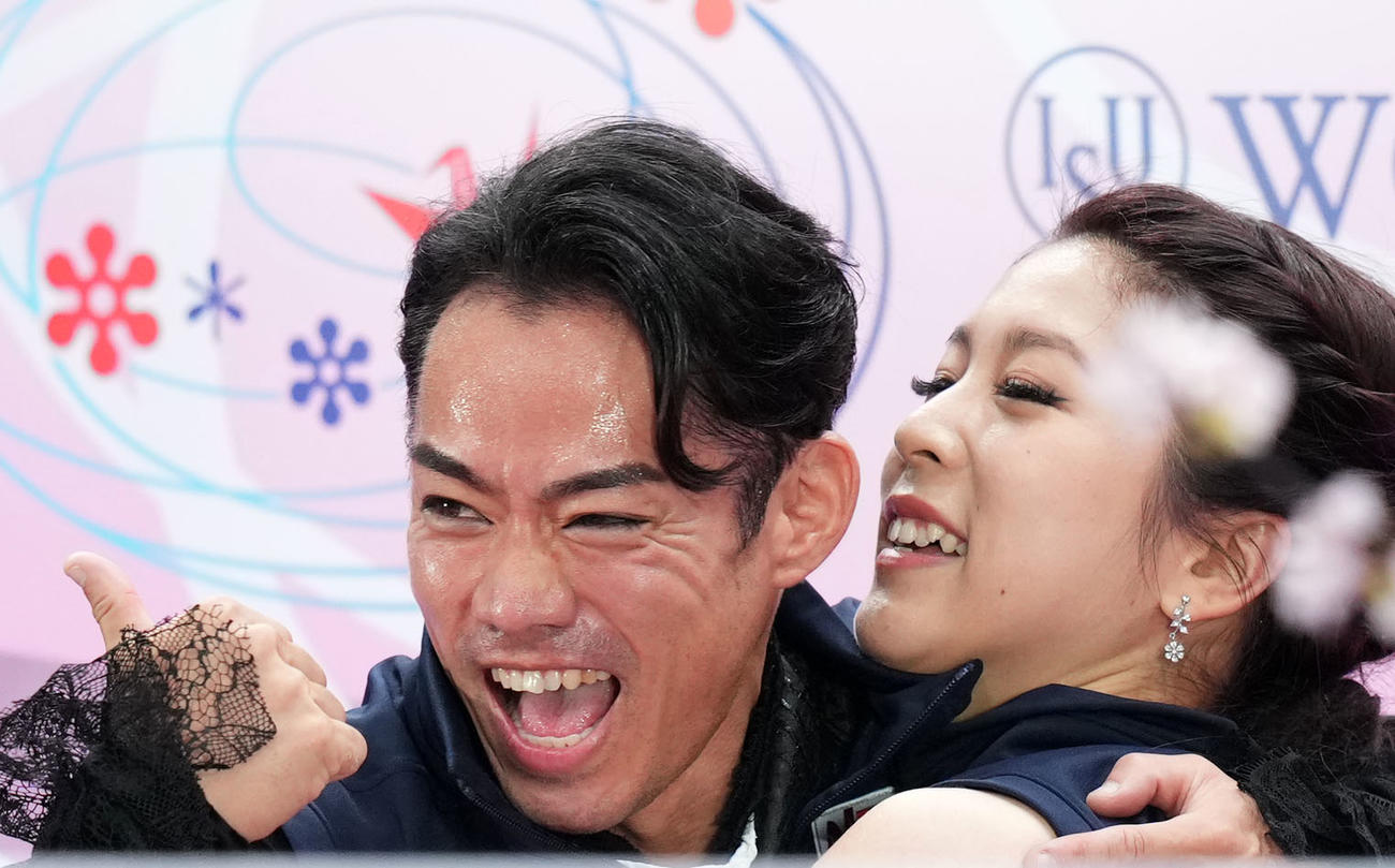 得点が表示され抱き合う「かなだい」村元（右）高橋組（撮影・横山健太）