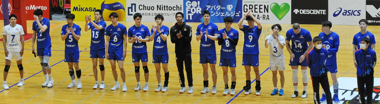 試合後、観客にあいさつする東レの選手