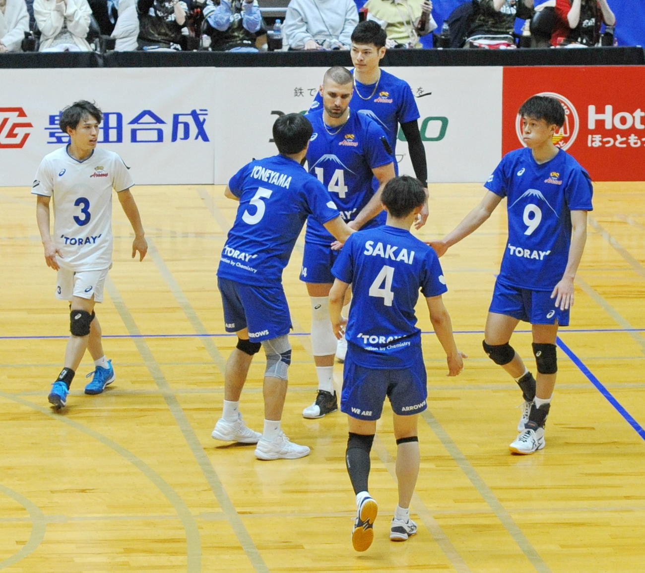 試合に敗れ、肩を落とす東レの選手たち