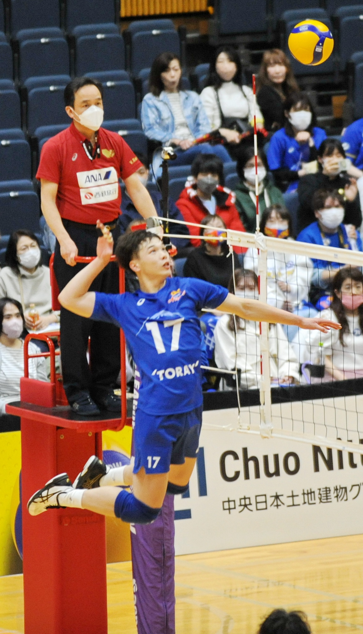 スパイクを放つ東レ・小沢