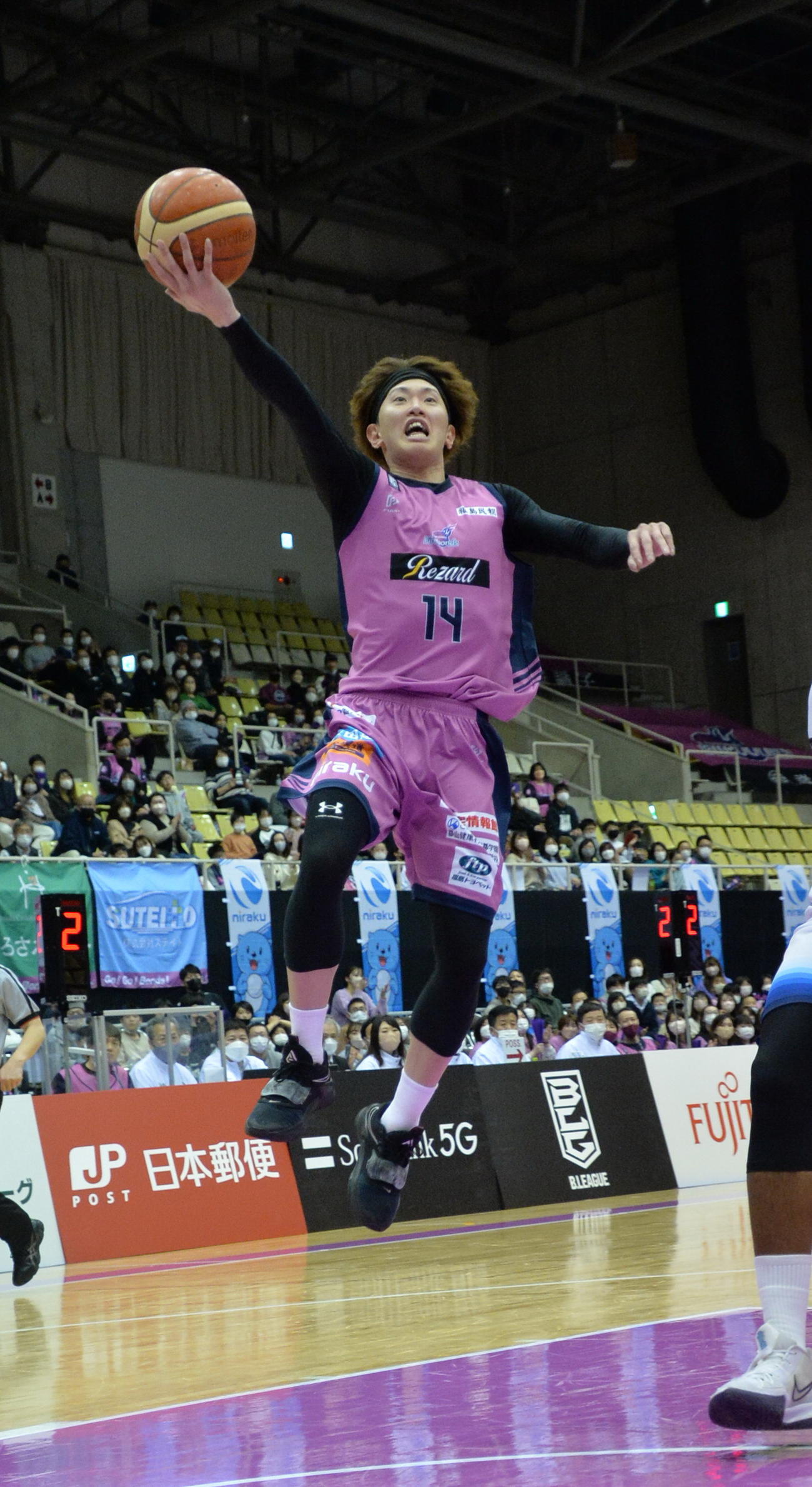 福島対東京Z　ジョシュ・ハレルソン（34）のスチールから、ボールを拾ってレイアップシュートを決める高橋（撮影・濱本神威）