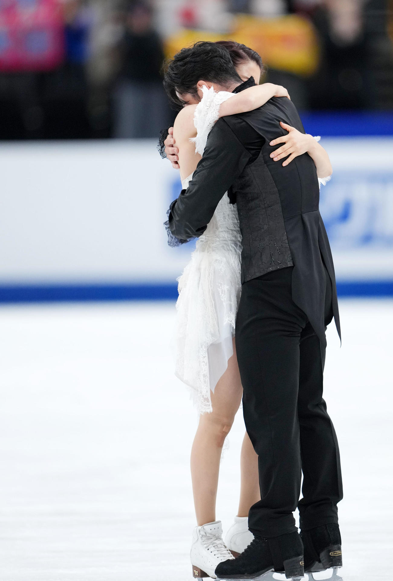 アイスダンスFDの演技を終え抱き合う「かなだい」村元（左）高橋組（撮影・横山健太）