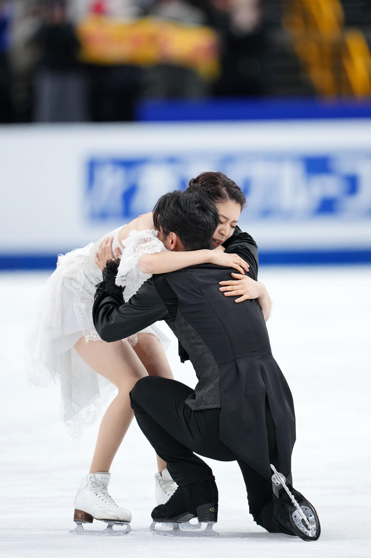 アイスダンスFDの演技を終え抱き合う「かなだい」村元（左）高橋組（撮影・横山健太）