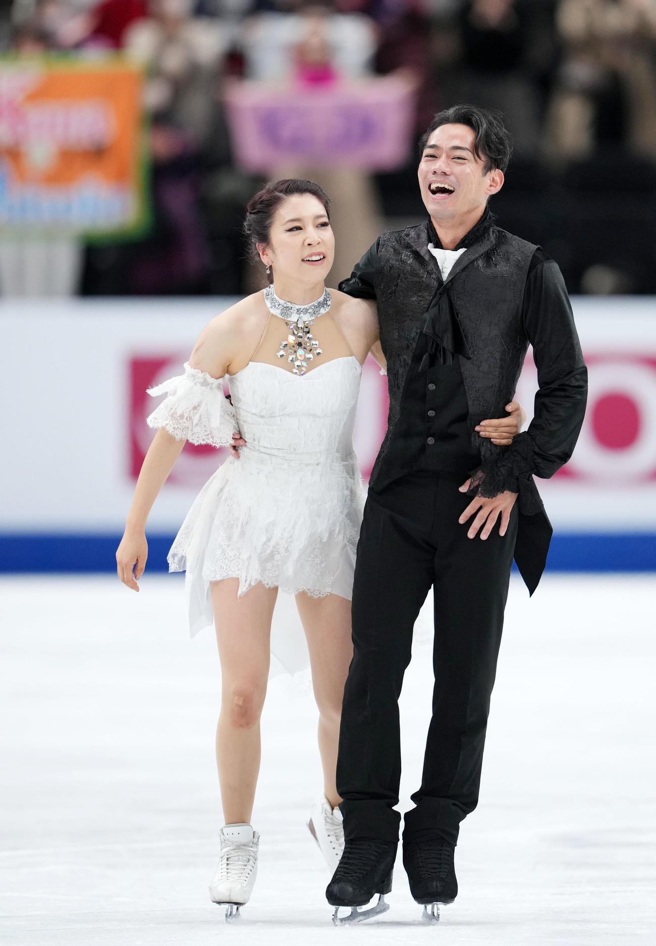 アイスダンスFDの演技を終え笑顔を見せる「かなだい」村元（左）高橋組（撮影・横山健太）